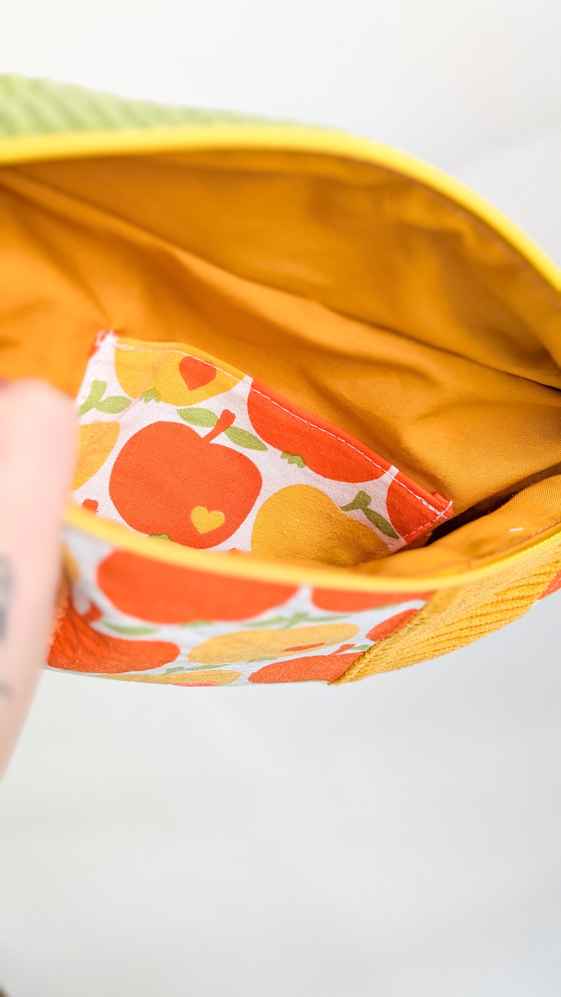 Zero Waste Bauchtasche Einzelstück Cord Gelb Grün Orange 70s Apfelmotiv Innentasche