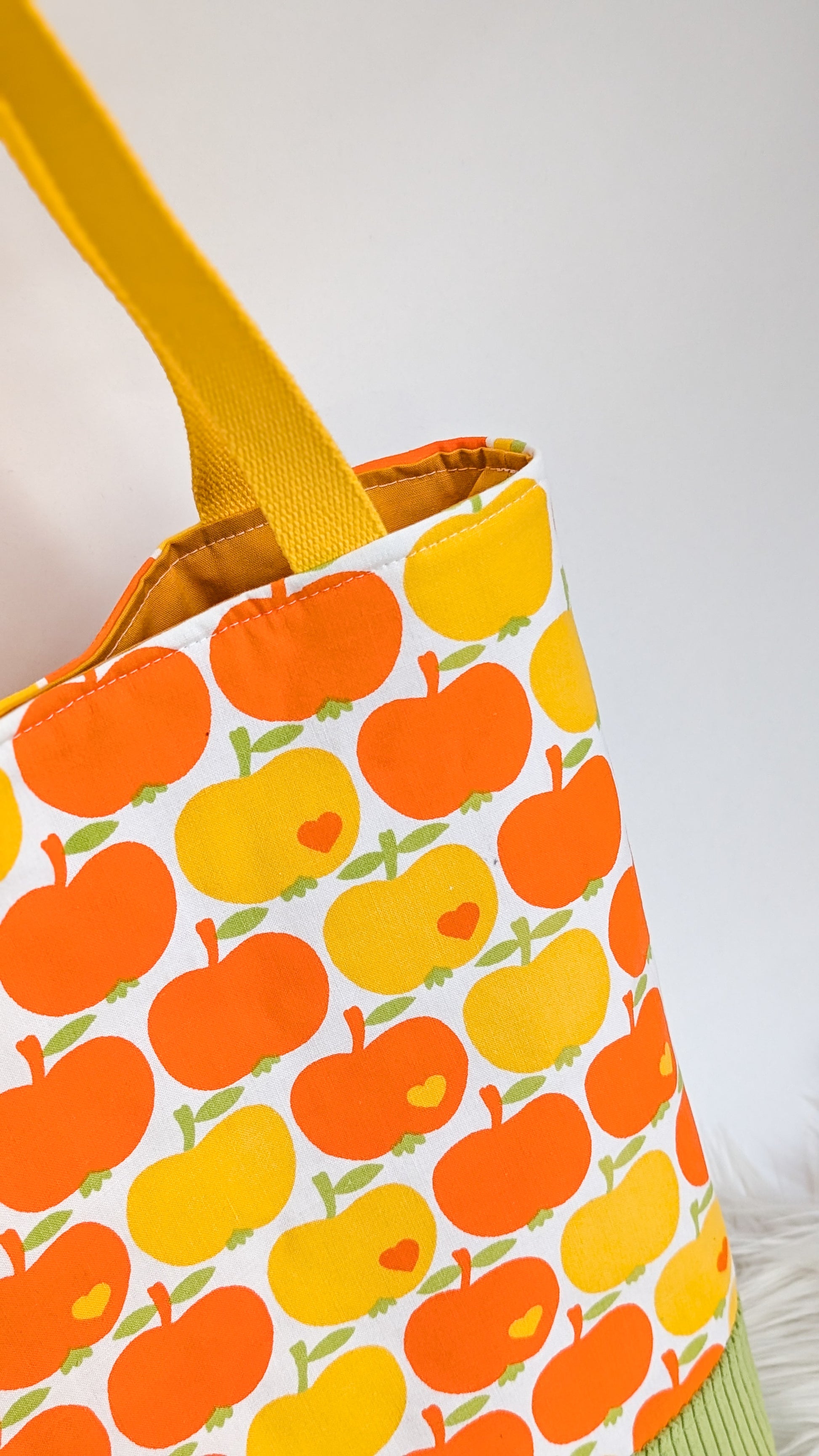 Einkaufstasche Bunte Tote Bag aus Vintage Bettwäsche – Apfelmotiv 70s