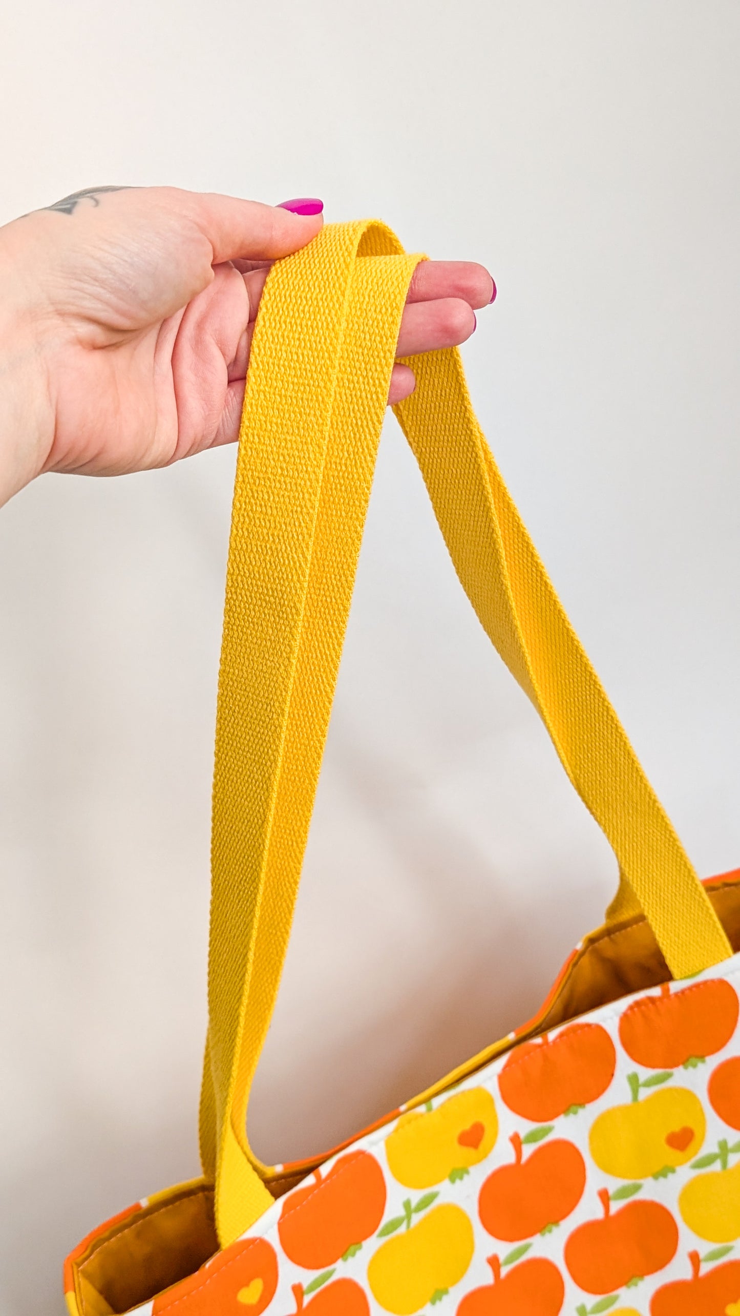 Einkaufstasche Bunte Tote Bag aus Vintage Bettwäsche – Apfelmotiv 70s