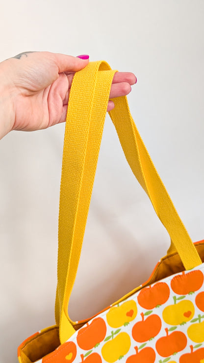 Einkaufstasche Bunte Tote Bag aus Vintage Bettwäsche – Apfelmotiv 70s