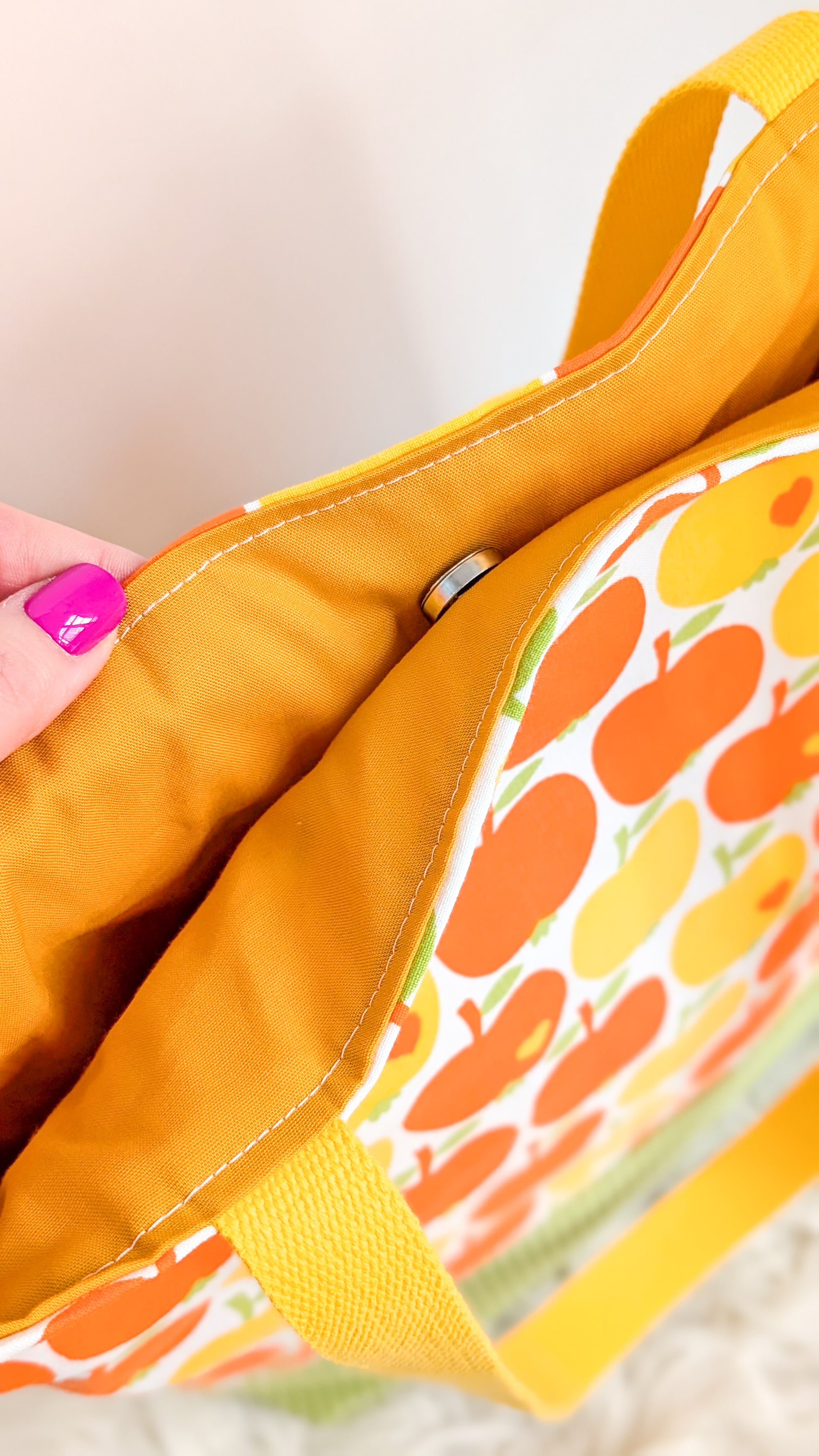 Einkaufstasche Bunte Tote Bag aus Vintage Bettwäsche – Apfelmotiv 70s