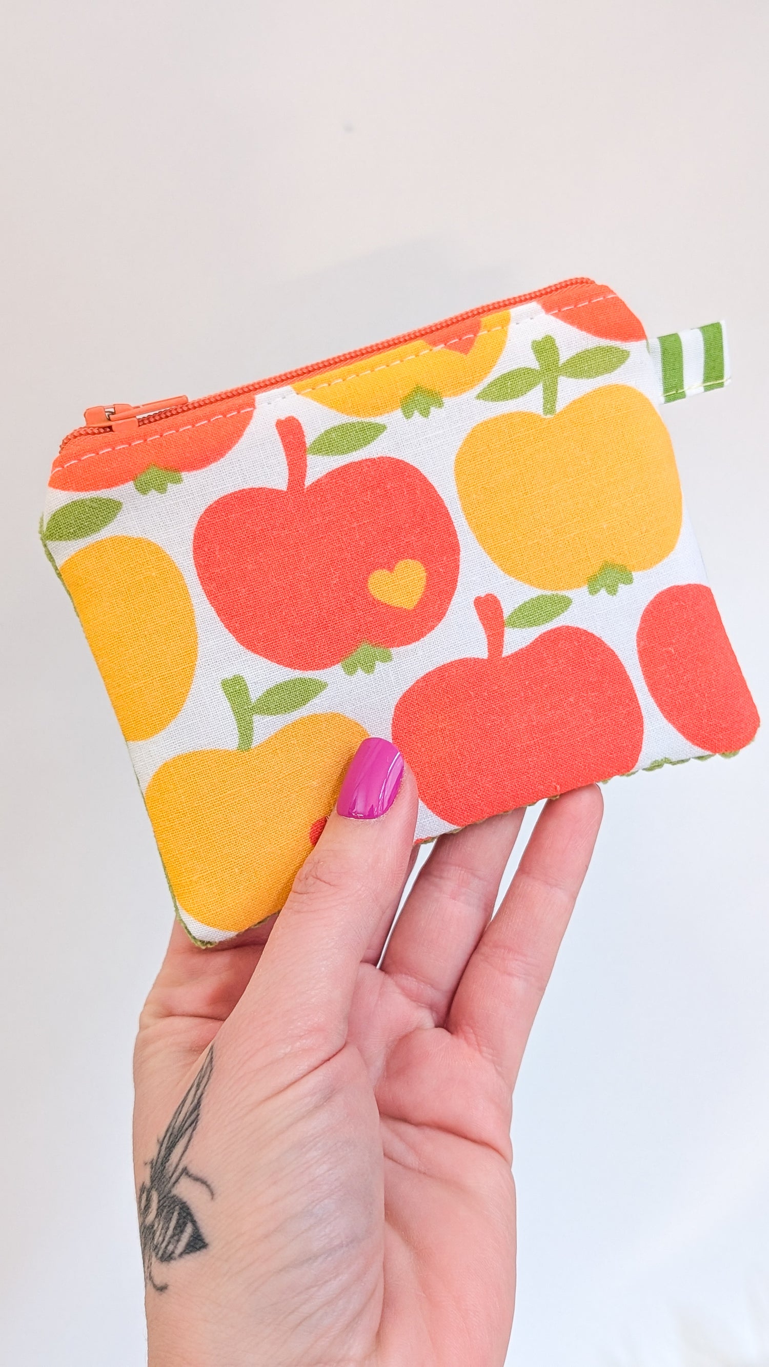 Bunte Upcycling Geldbörse Geldbeutel Cord Retro 70s Apfelmotiv