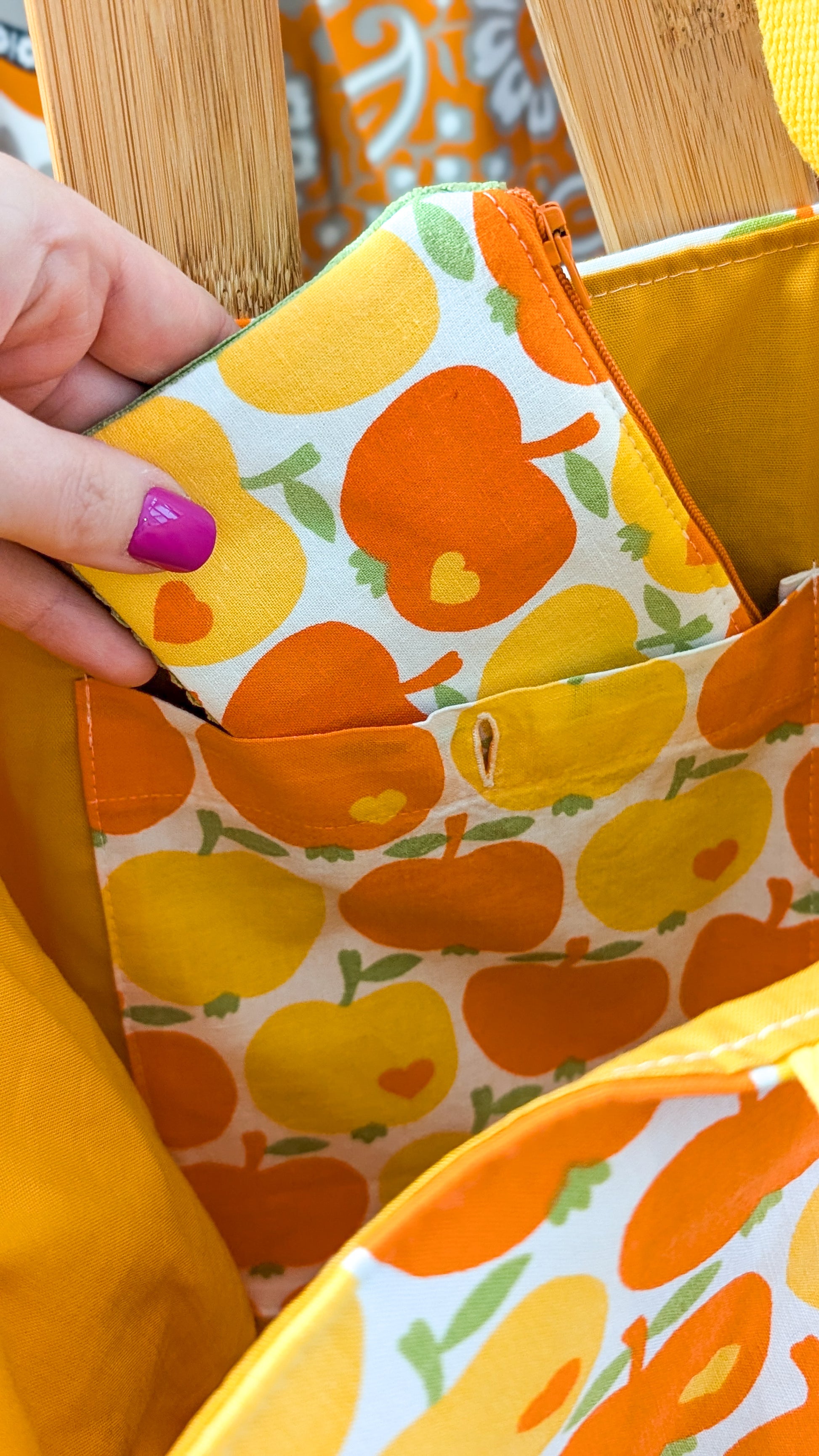 Bunte Upcycling Geldbörse Geldbeutel Cord Retro 70s Apfelmotiv