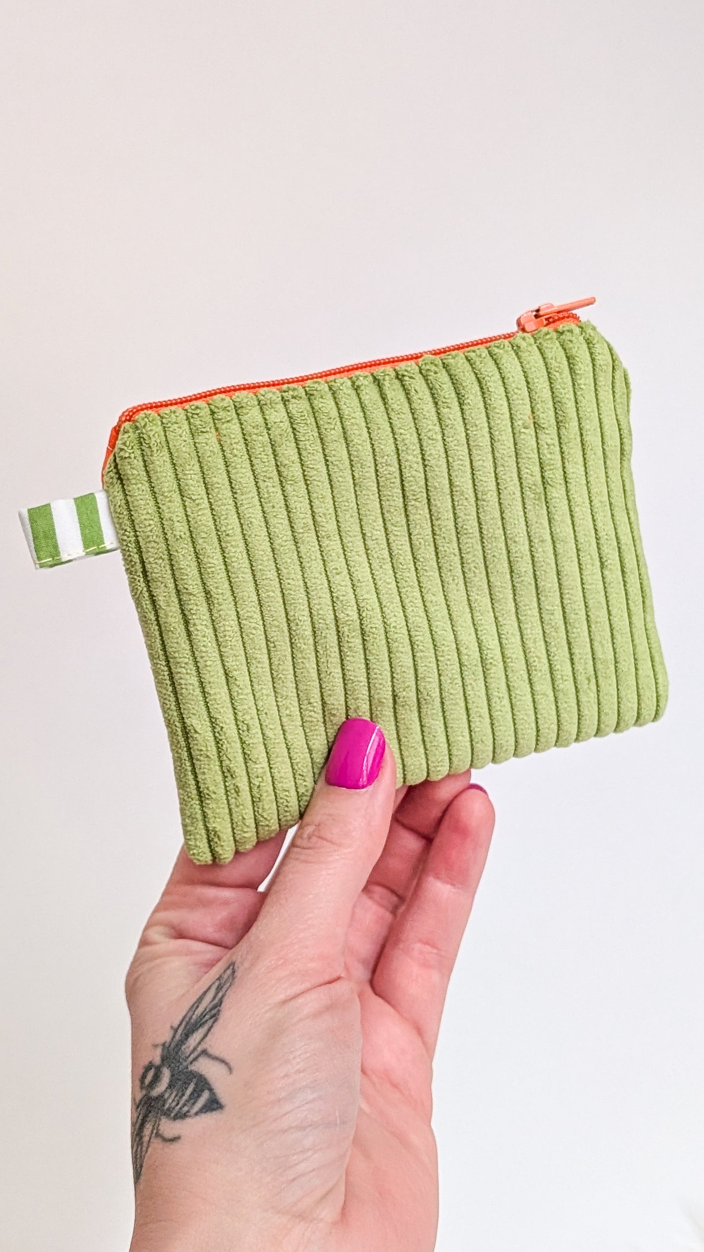 Bunte Upcycling Geldbörse Geldbeutel Cord Retro 70s Apfelmotiv Rückseite