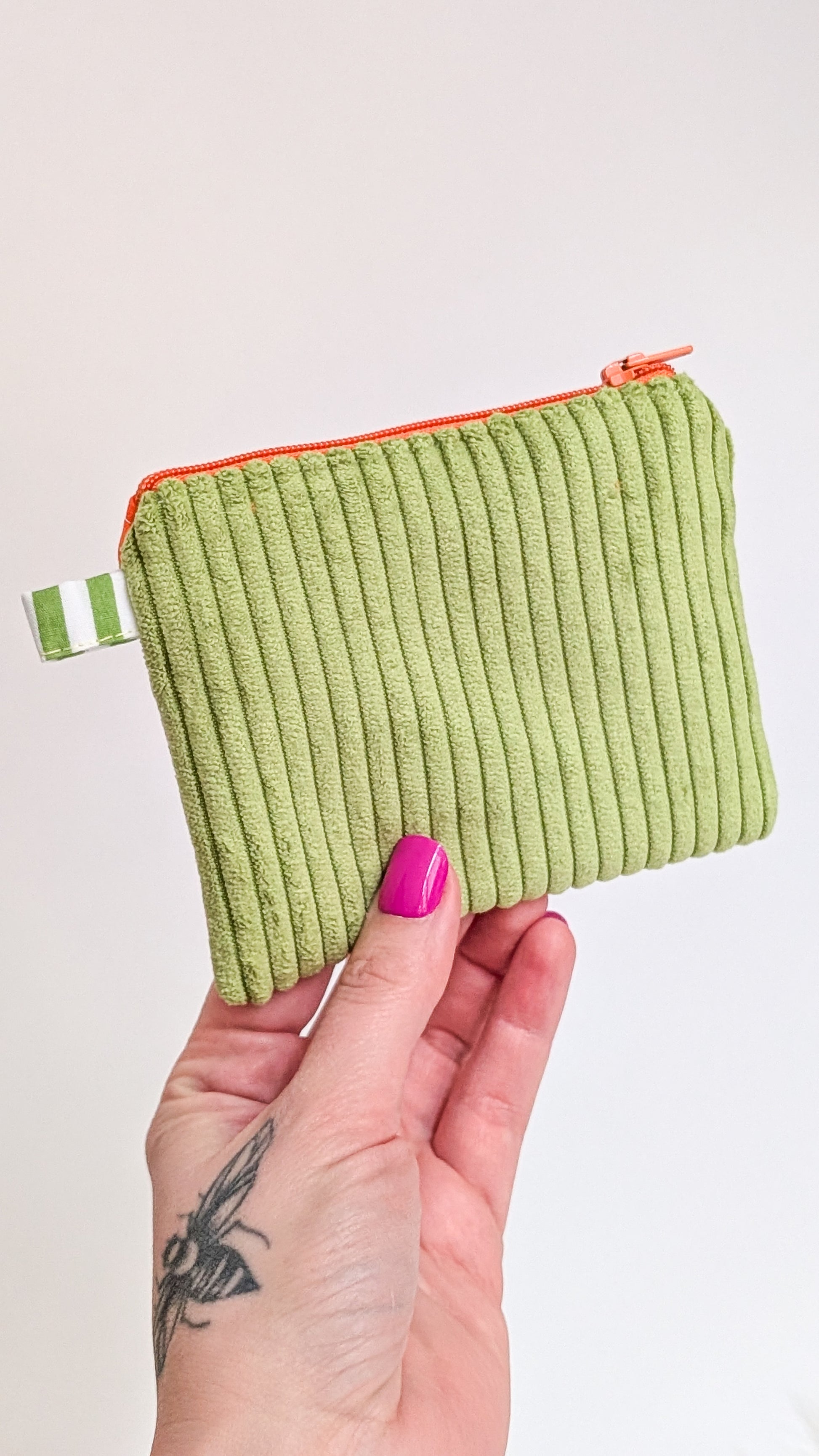 Bunte Upcycling Geldbörse Geldbeutel Cord Retro 70s Apfelmotiv Rückseite