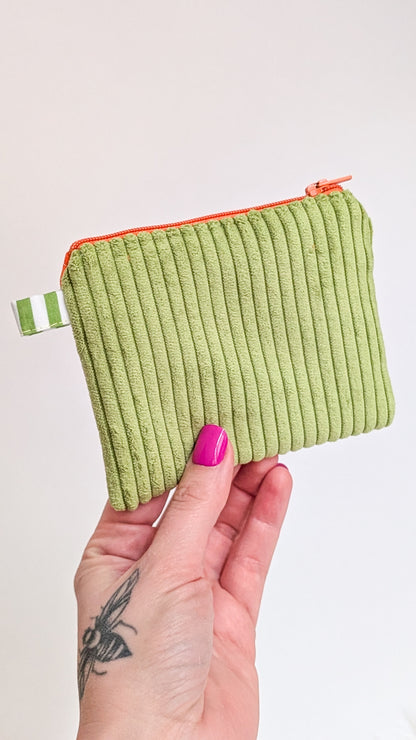 Bunte Upcycling Geldbörse Geldbeutel Cord Retro 70s Apfelmotiv Rückseite