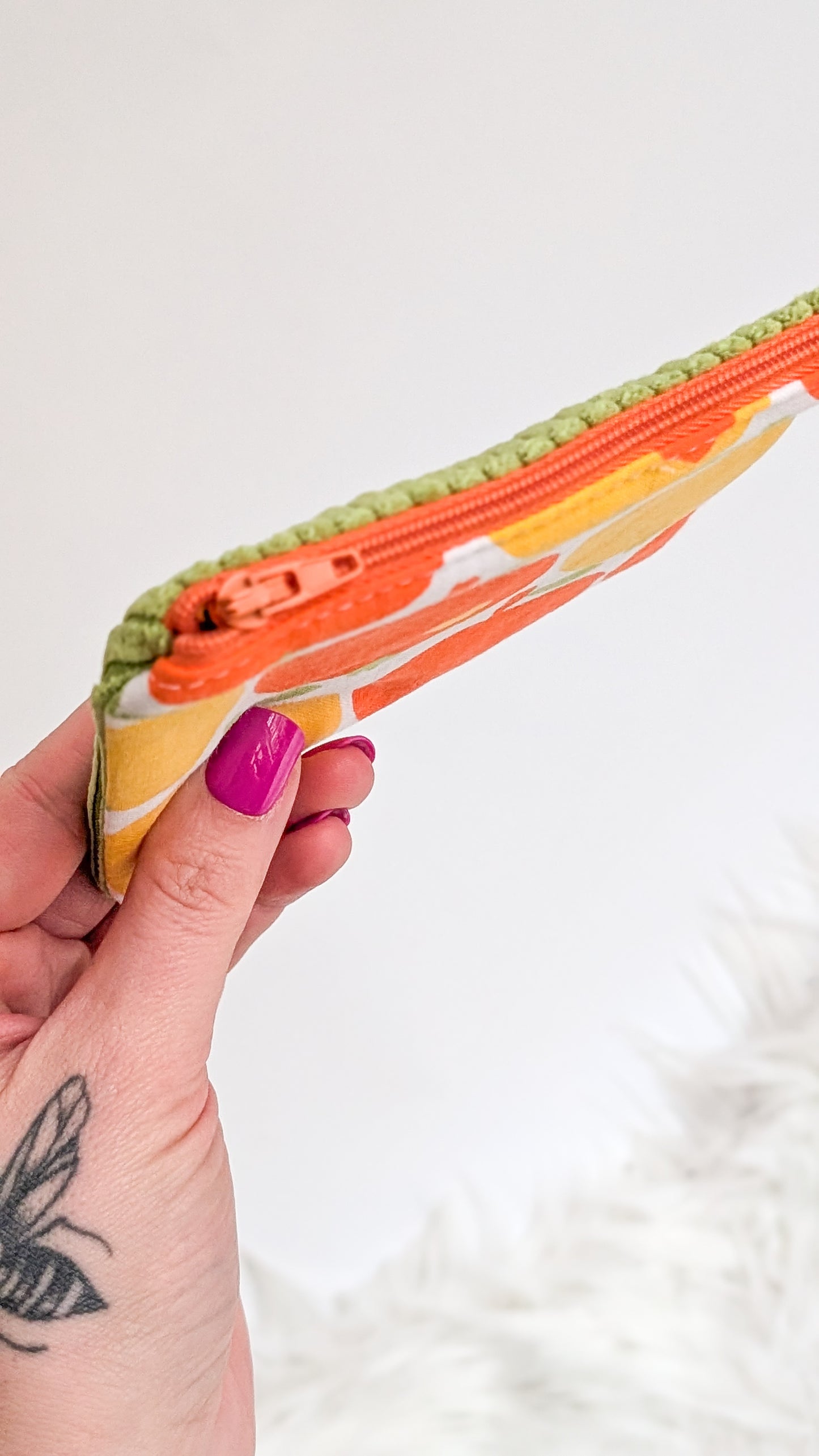 Bunte Upcycling Geldbörse Geldbeutel Cord Retro 70s Apfelmotiv Reißverschluss