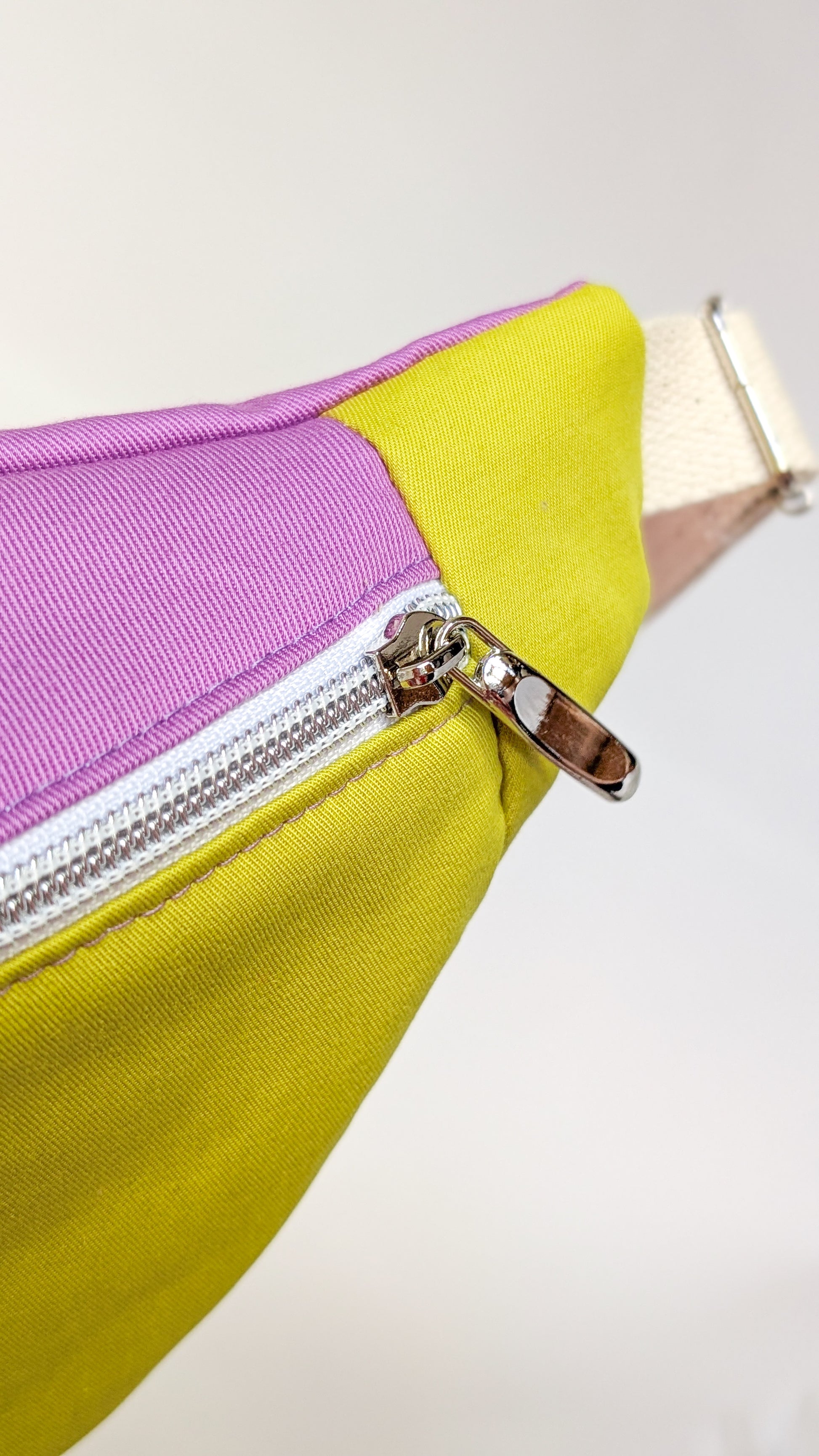 Bunte Colorblock Bauchtasche Cross Body Bag Lavendel + Chartreuse