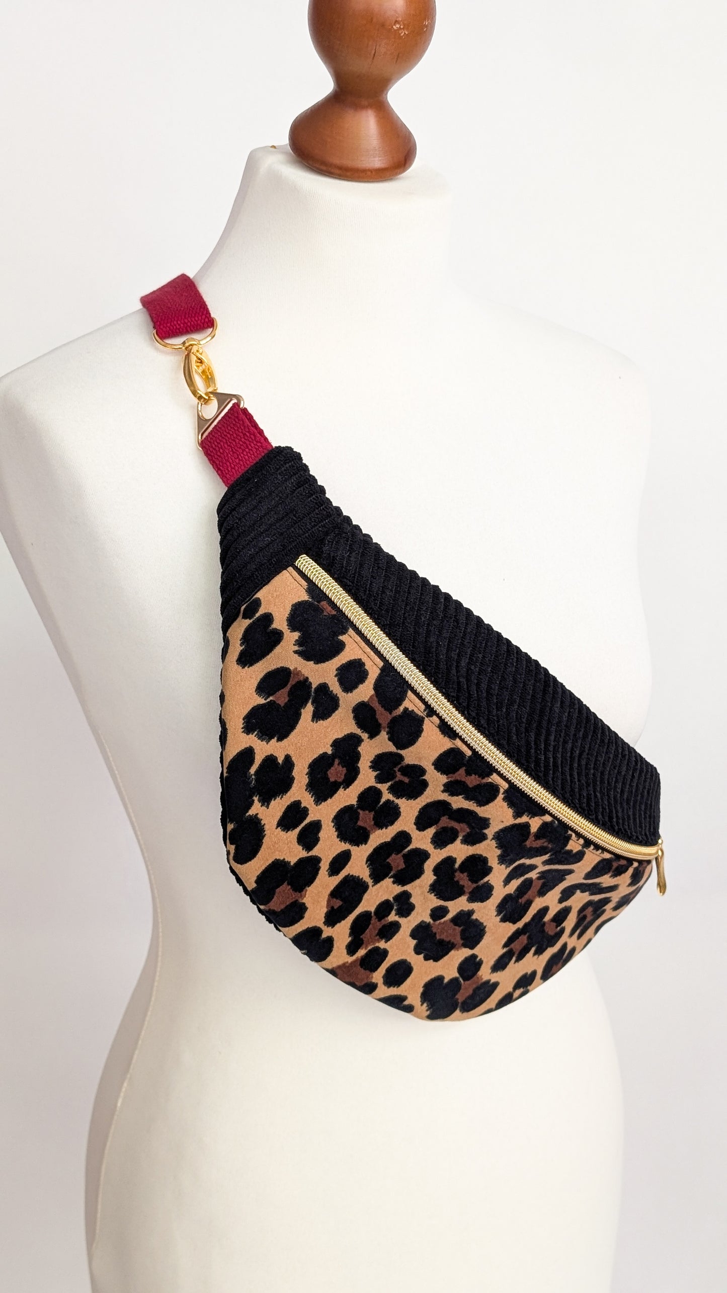 Cord Hipbag Bauchtasche Leopard Crossbody Tasche Schwarz/Burgund