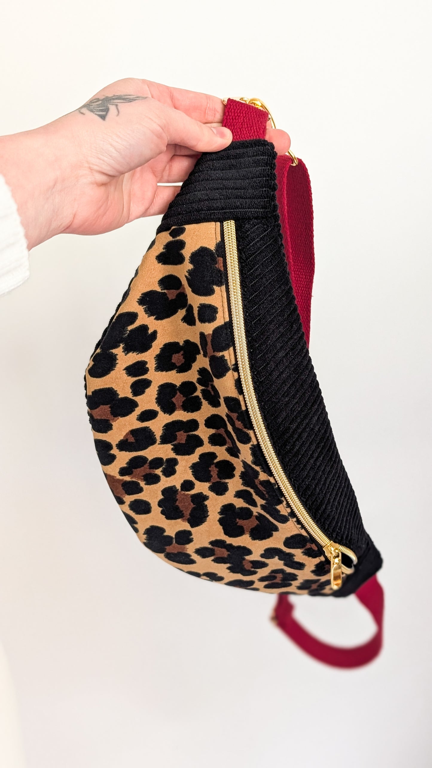 Cord Hipbag Bauchtasche Leopard Crossbody Tasche Schwarz/Burgund