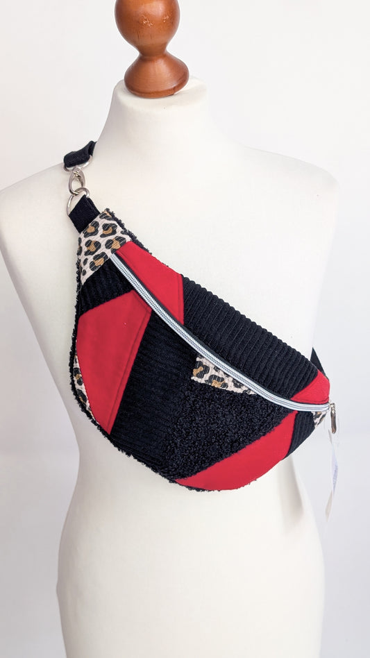 Zero Waste Bauchtasche Einzelstück Schwarz/Rot Cord Leo