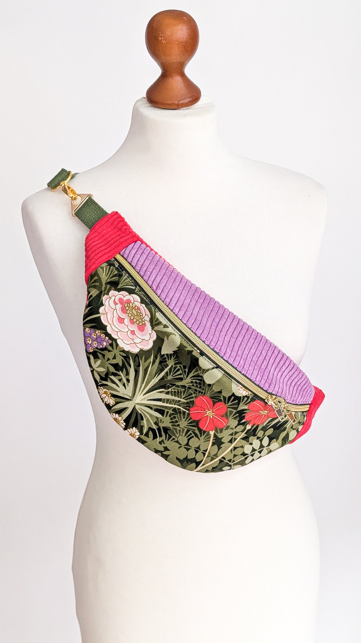 Upcycling Bauchtasche Granny Hipbag mit Cord & Blumen - 2 Einzelstücke