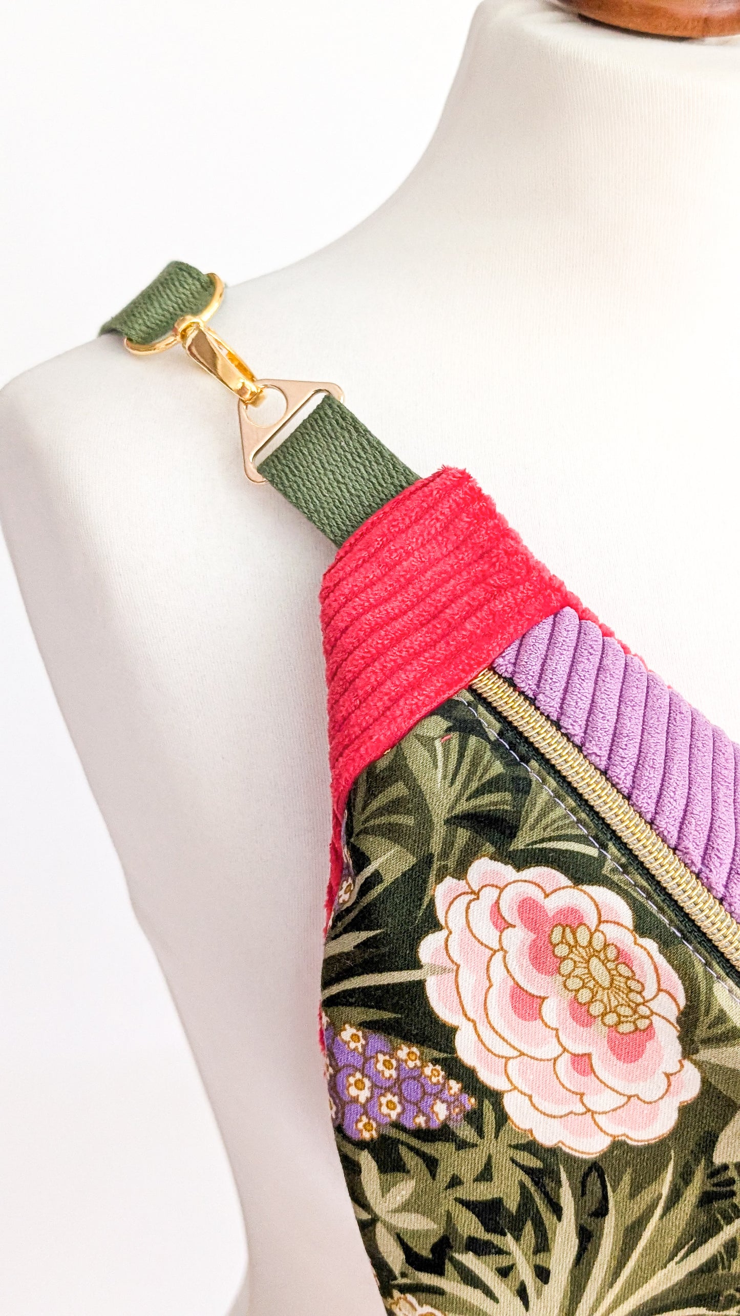 Upcycling Bauchtasche Granny Hipbag mit Cord & Blumen - 2 Einzelstücke