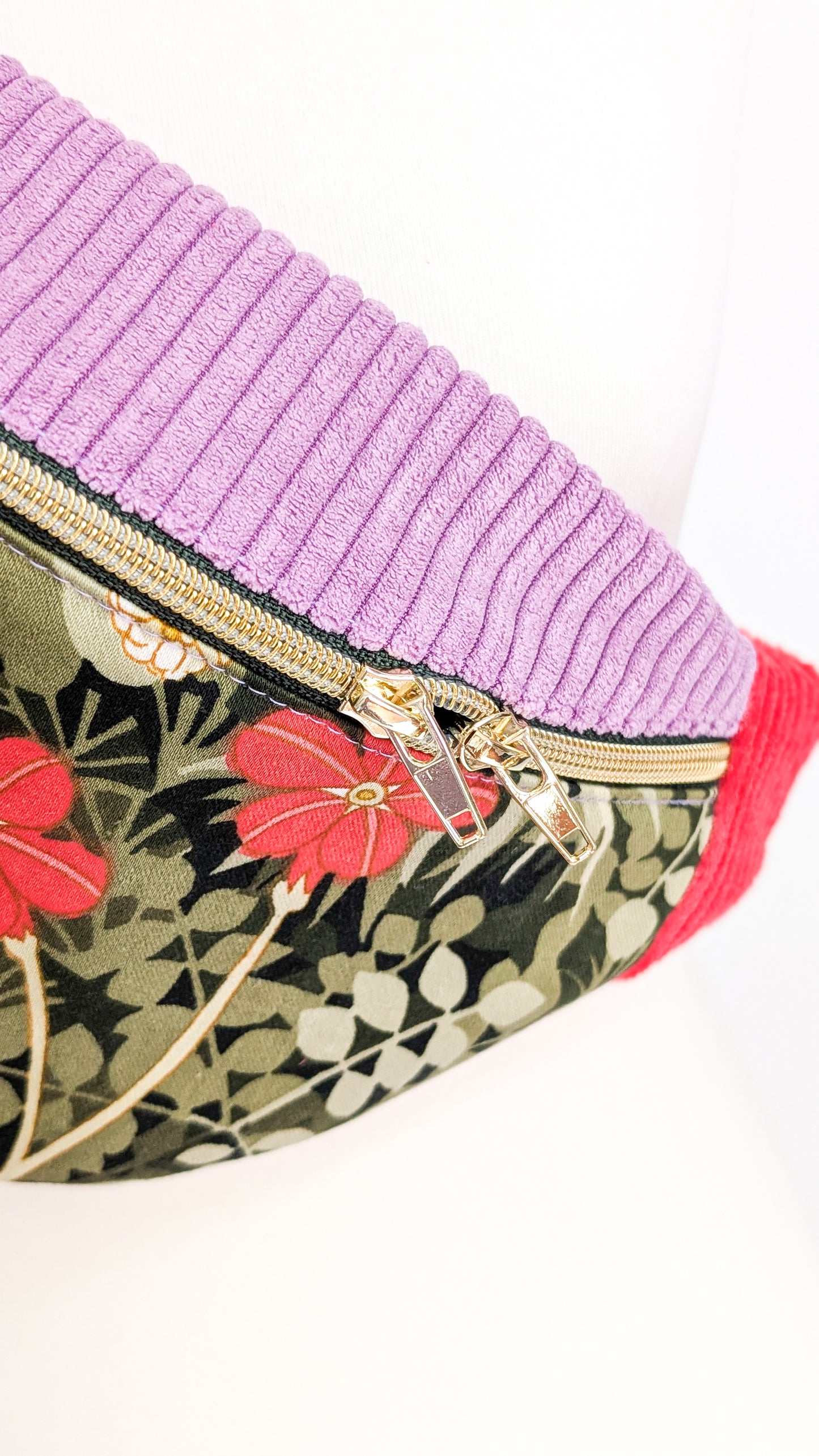 Upcycling Bauchtasche Granny Hipbag mit Cord & Blumen - 2 Einzelstücke