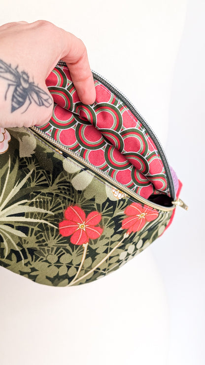 Upcycling Bauchtasche Granny Hipbag mit Cord & Blumen - 2 Einzelstücke