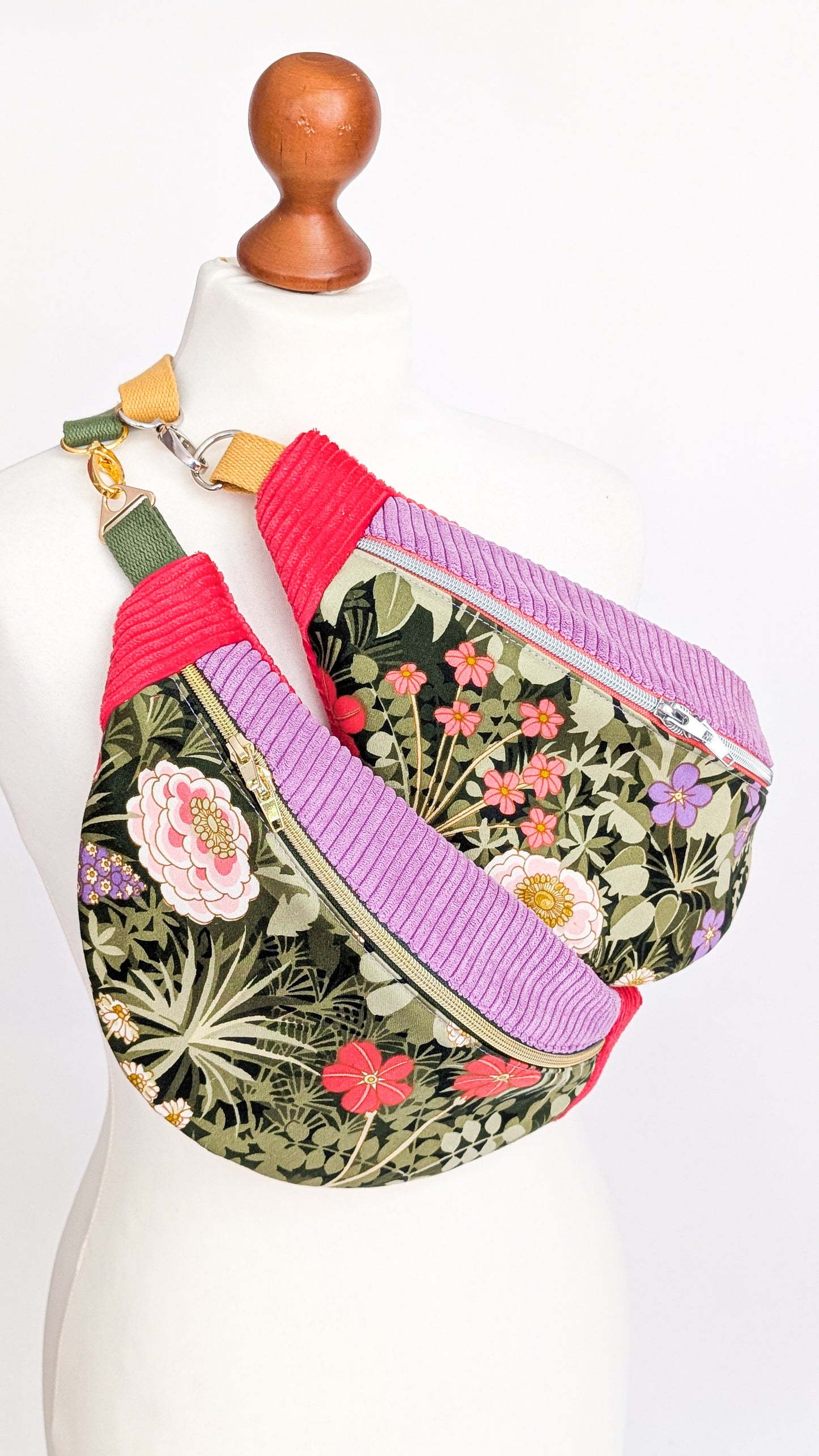 Upcycling Bauchtasche Granny Hipbag mit Cord & Blumen - 2 Einzelstücke