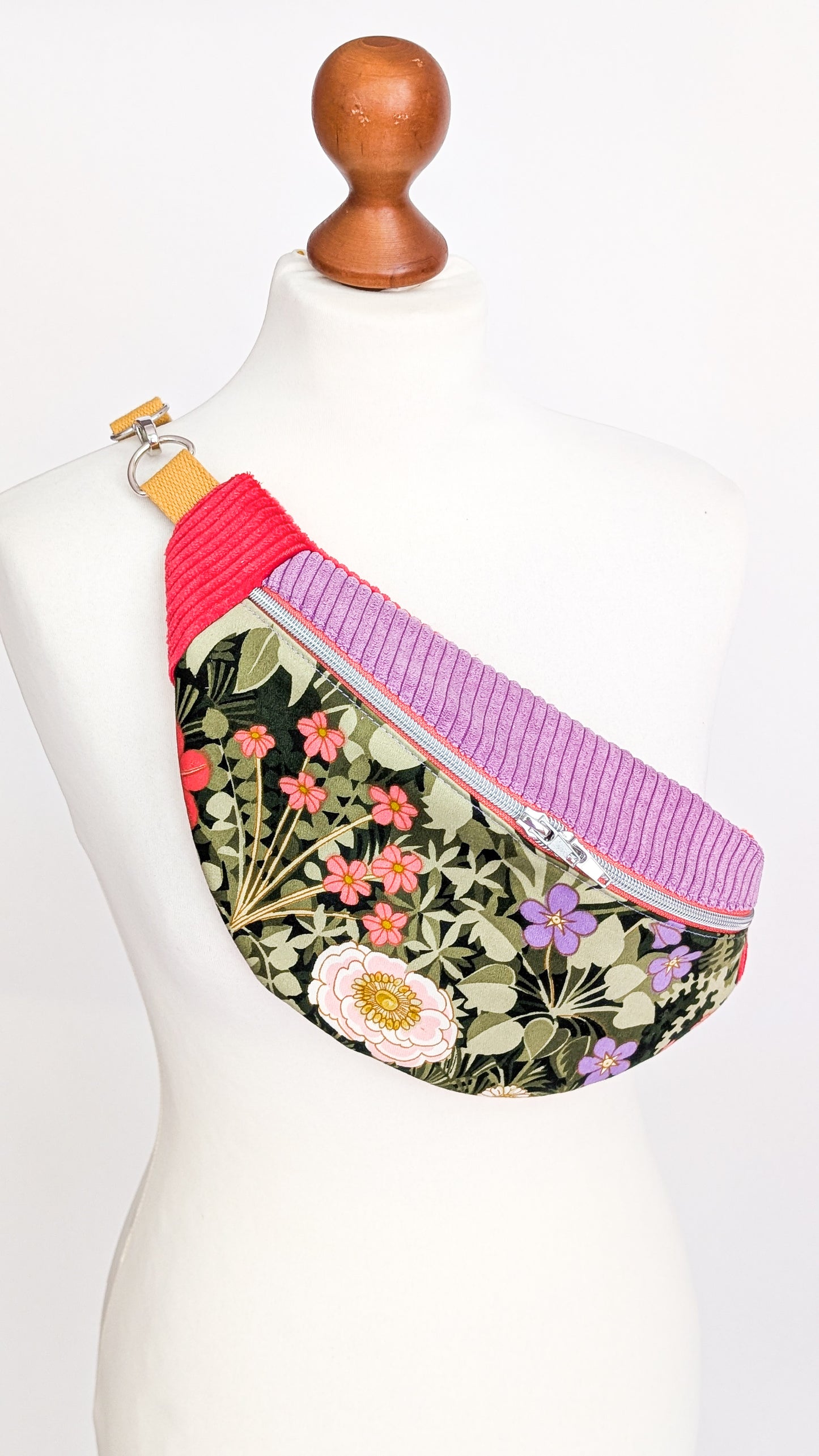 Upcycling Bauchtasche Granny Hipbag mit Cord & Blumen - 2 Einzelstücke