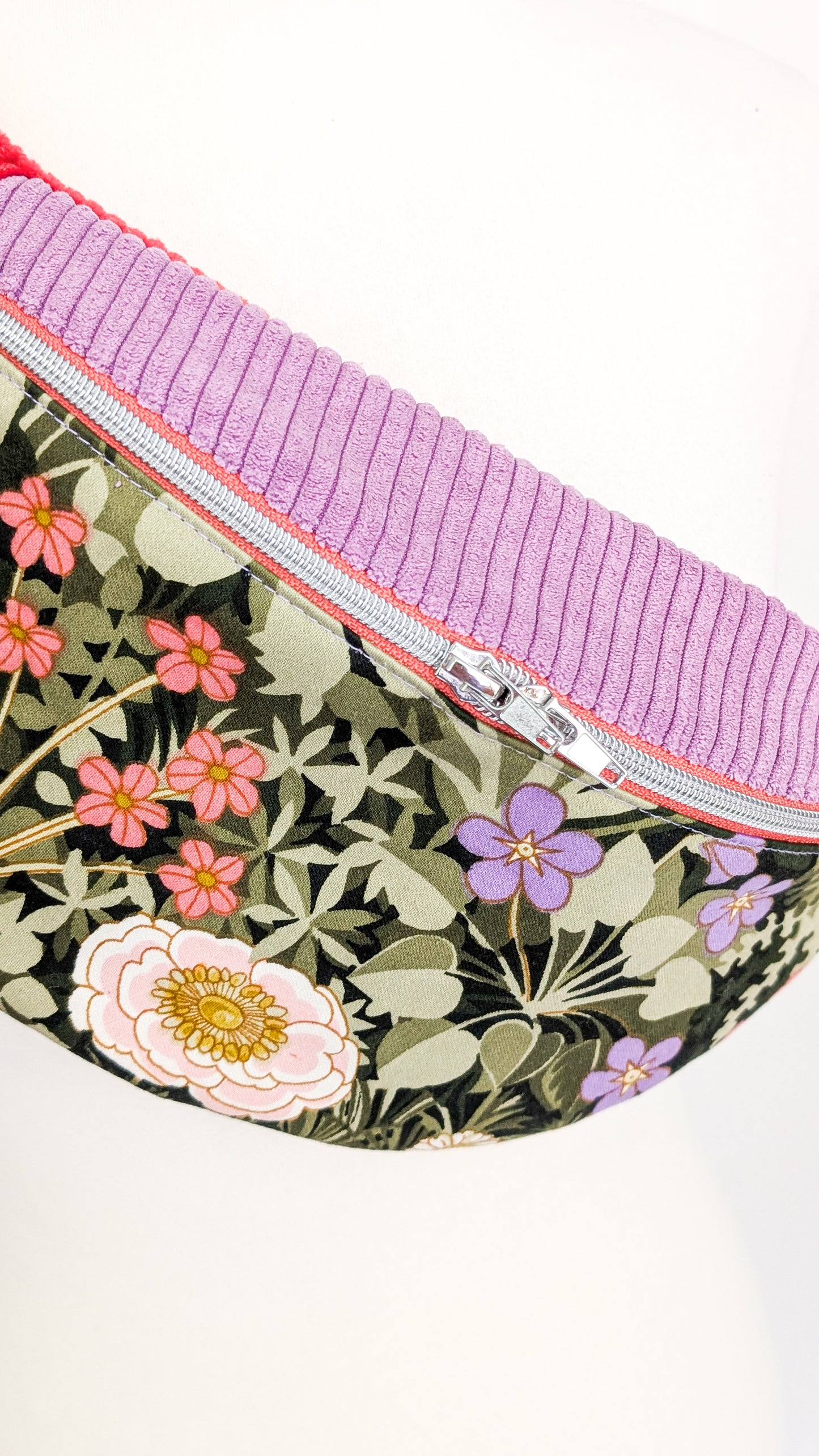 Upcycling Bauchtasche Granny Hipbag mit Cord & Blumen - 2 Einzelstücke