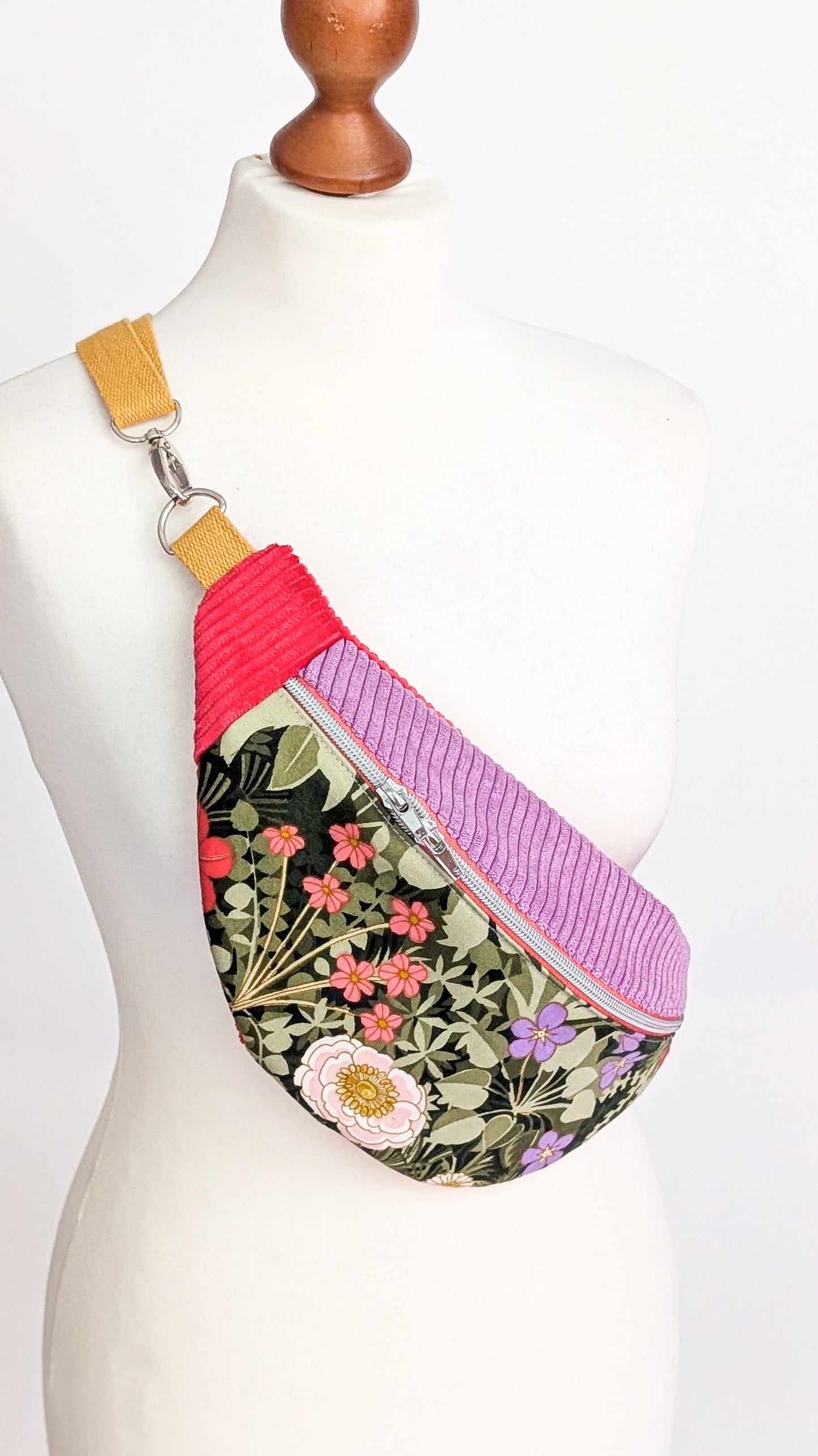 Upcycling Bauchtasche Granny Hipbag mit Cord & Blumen - 2 Einzelstücke