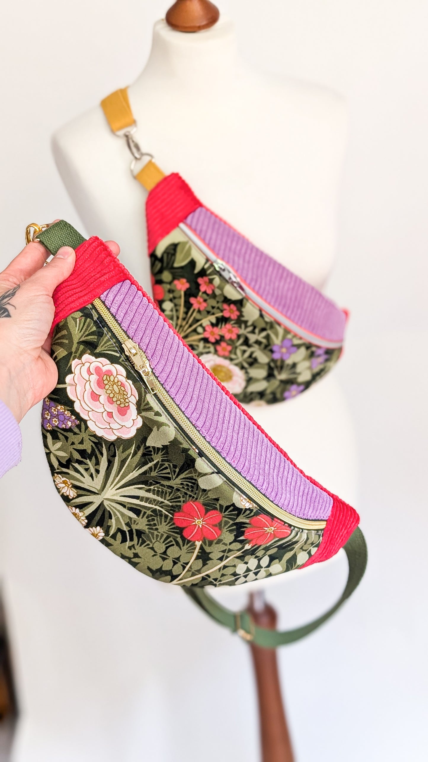 Upcycling Bauchtasche Granny Hipbag mit Cord & Blumen - 2 Einzelstücke