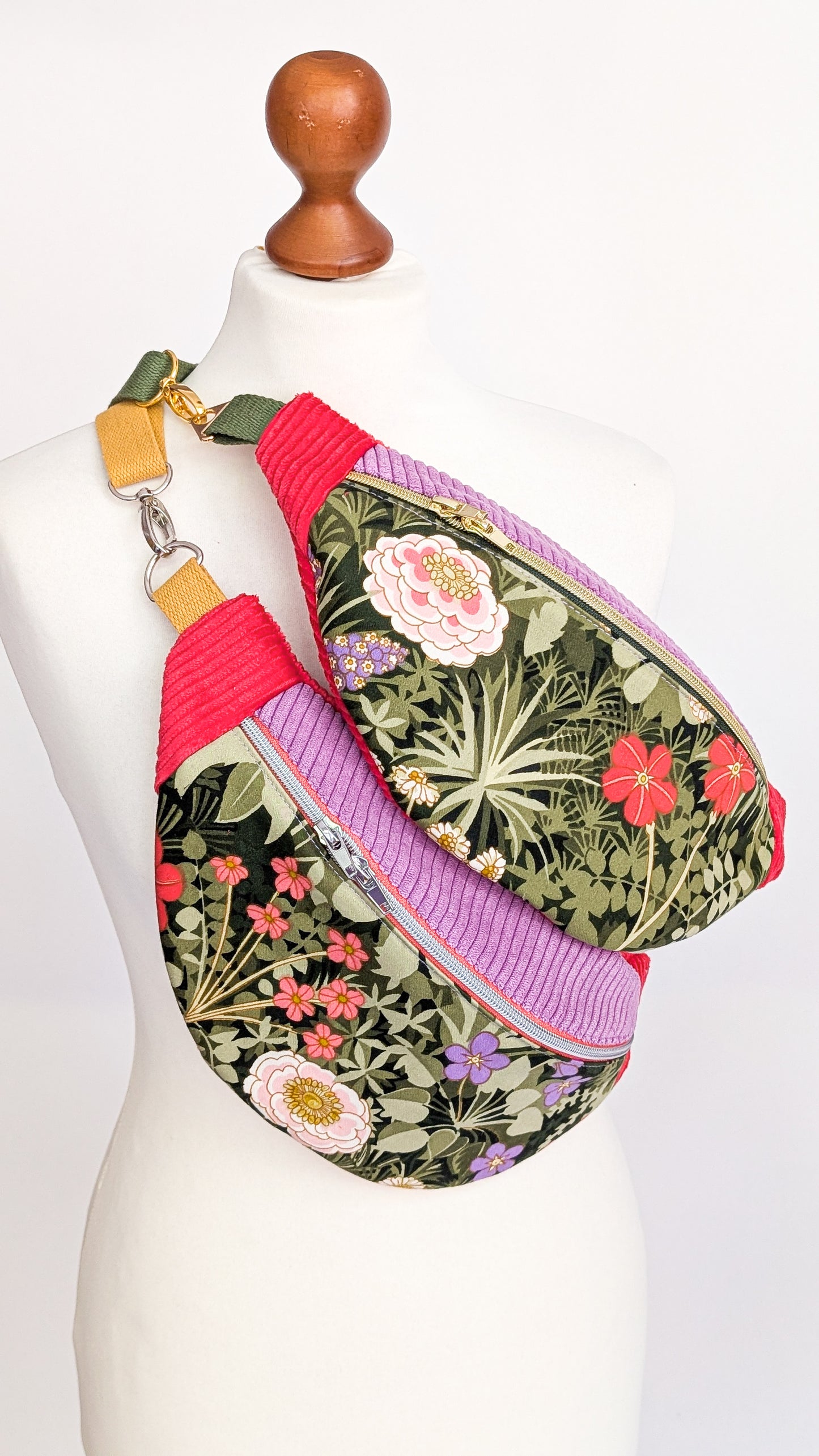 Upcycling Bauchtasche Granny Hipbag mit Cord & Blumen - 2 Einzelstücke