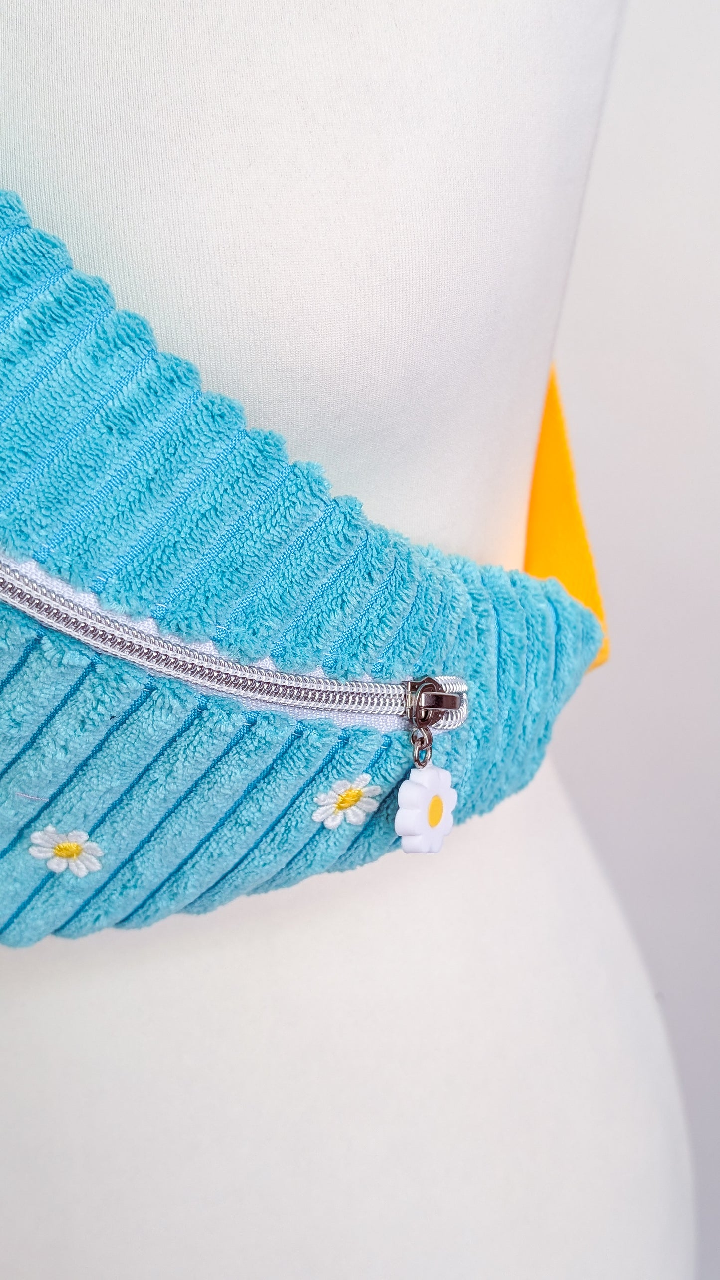 Bunte Cord Hipbag Bauchtasche Gänseblümchen Daisies TÜRKIS