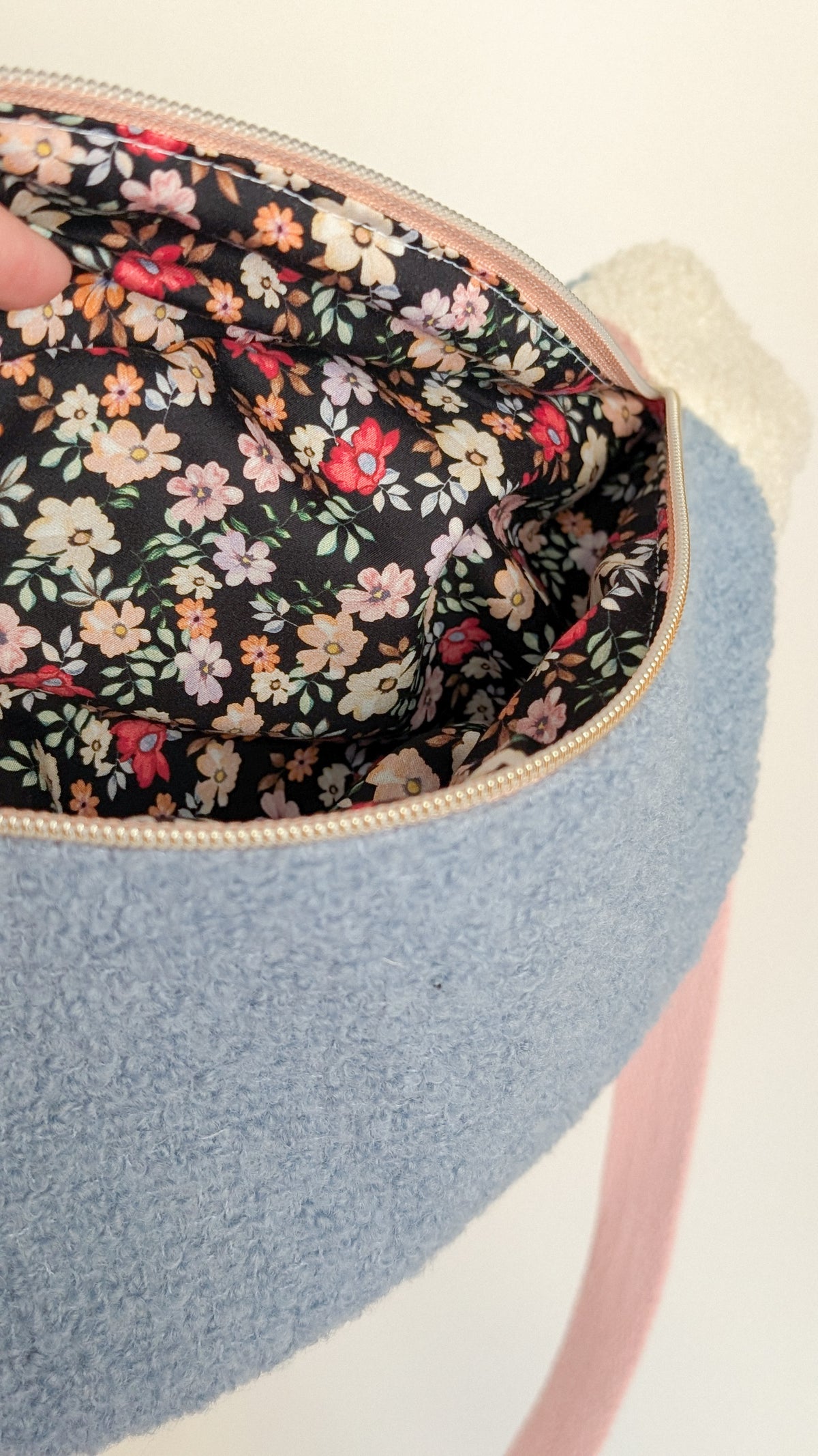 Kuschelige Pastell Teddy Bouclé Hipbag Bauchtasche Rose/Blau/Creme