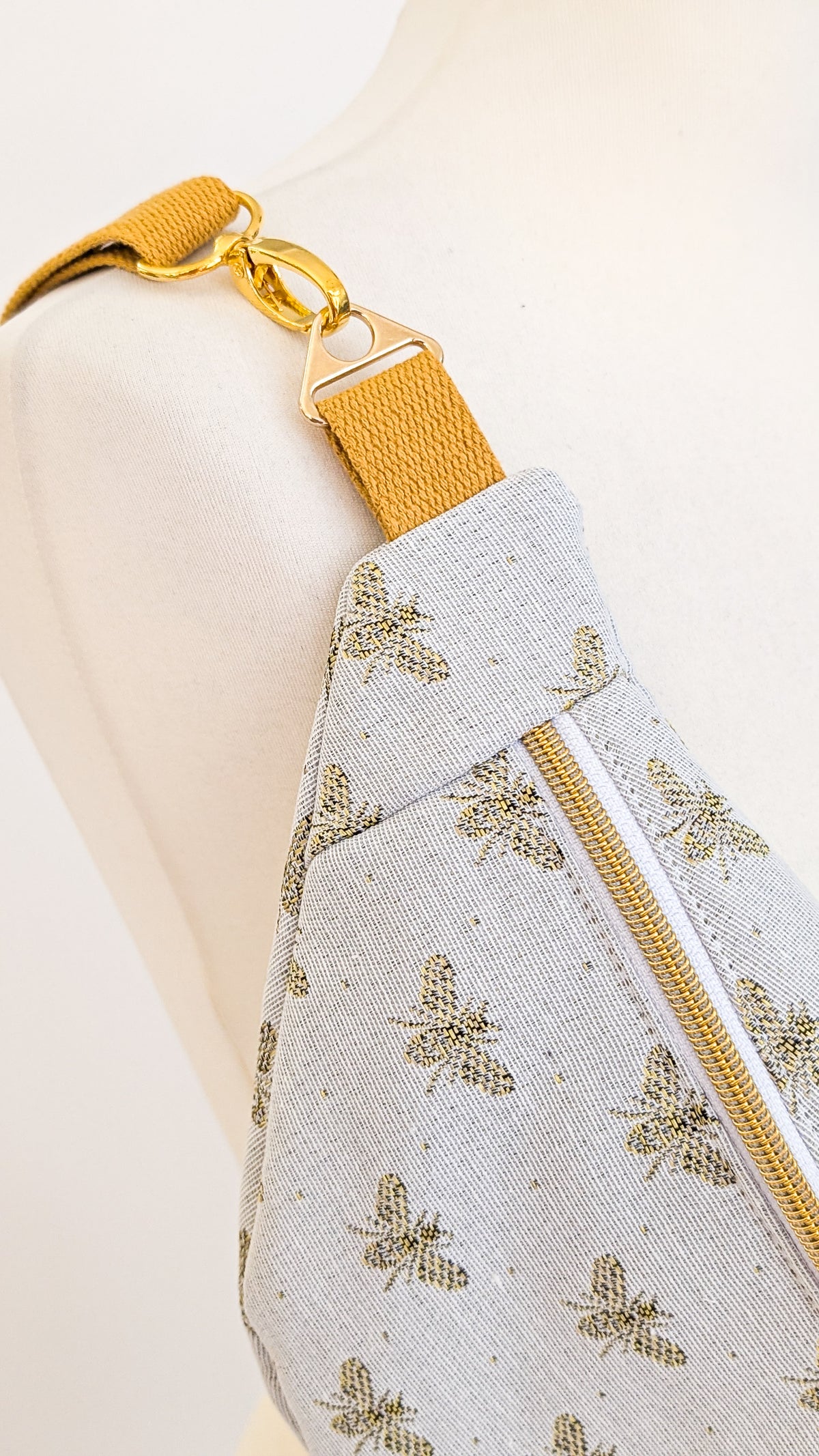 Edle Hipbag Bauchtasche Weiß/Gold Bienen