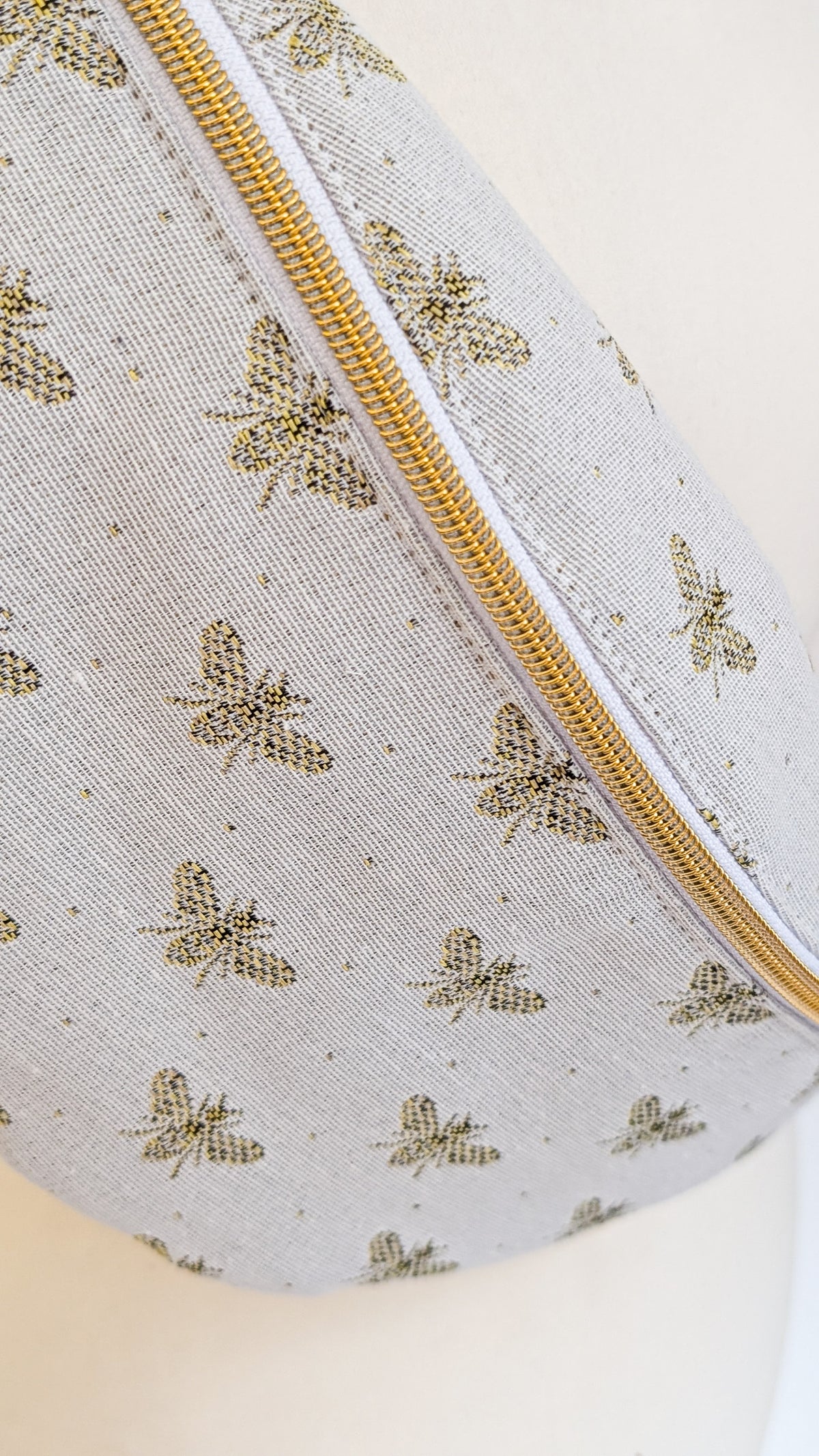 Edle Hipbag Bauchtasche Weiß/Gold Bienen