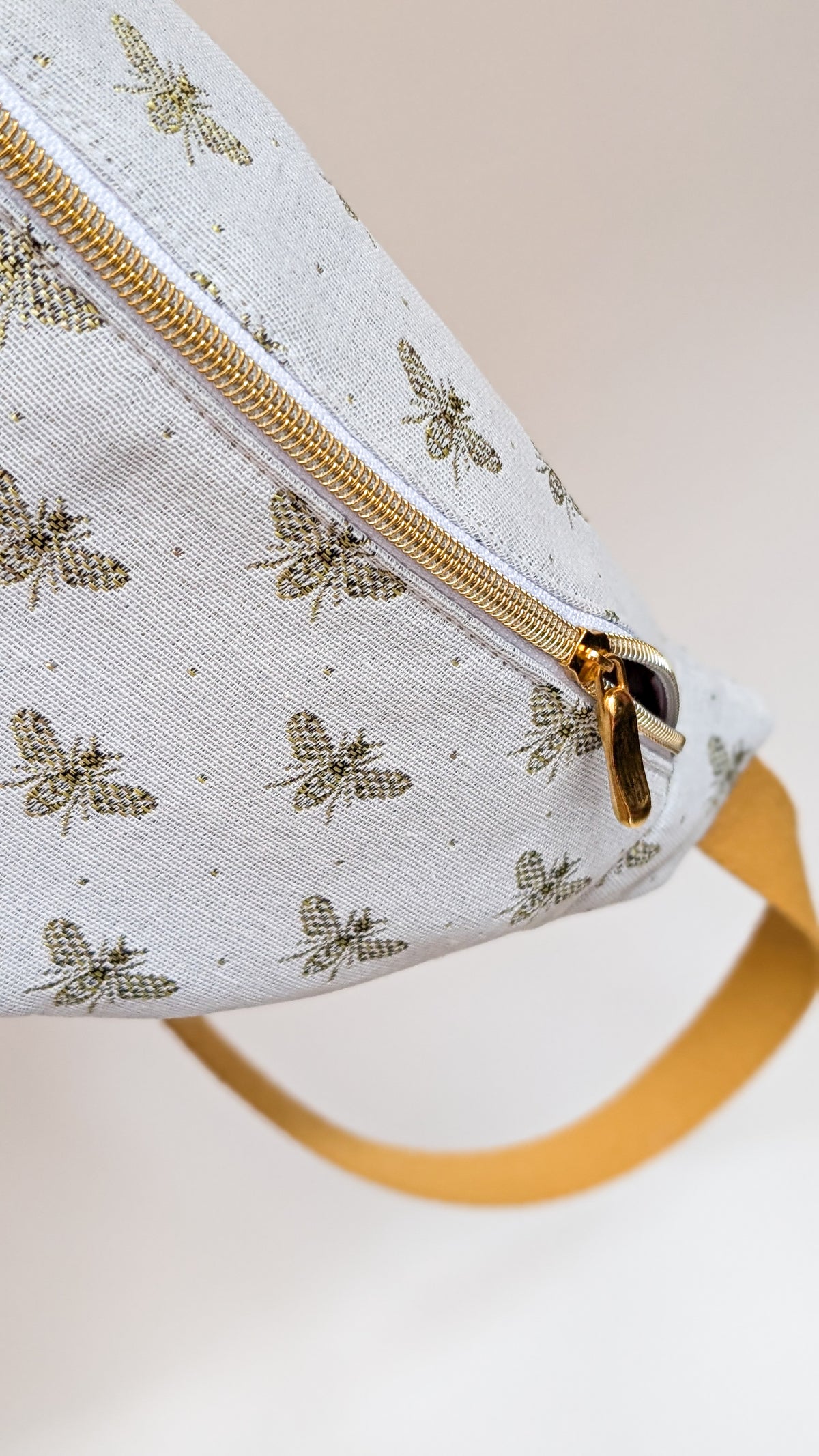 Edle Hipbag Bauchtasche Weiß/Gold Bienen