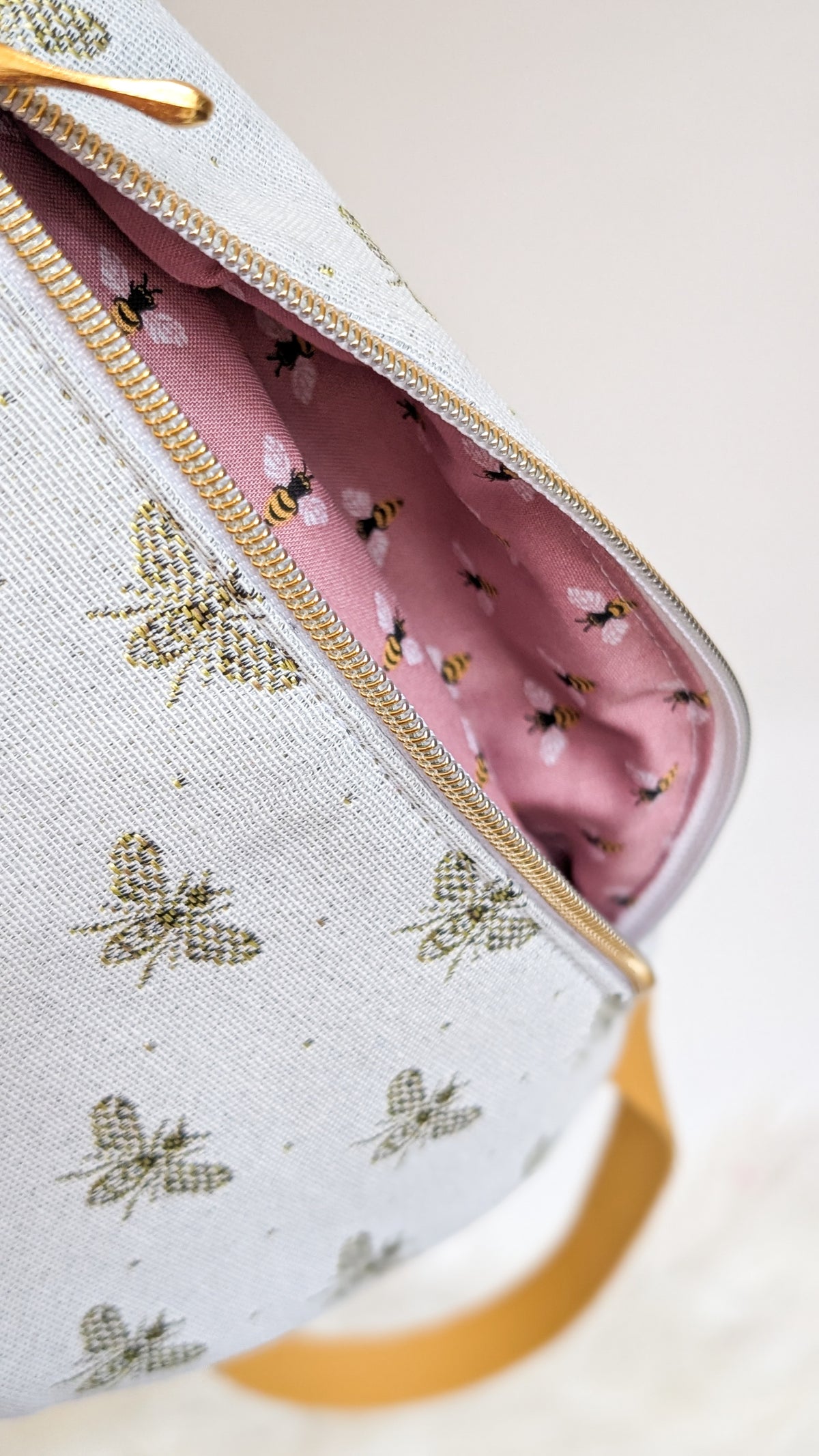 Edle Hipbag Bauchtasche Weiß/Gold Bienen