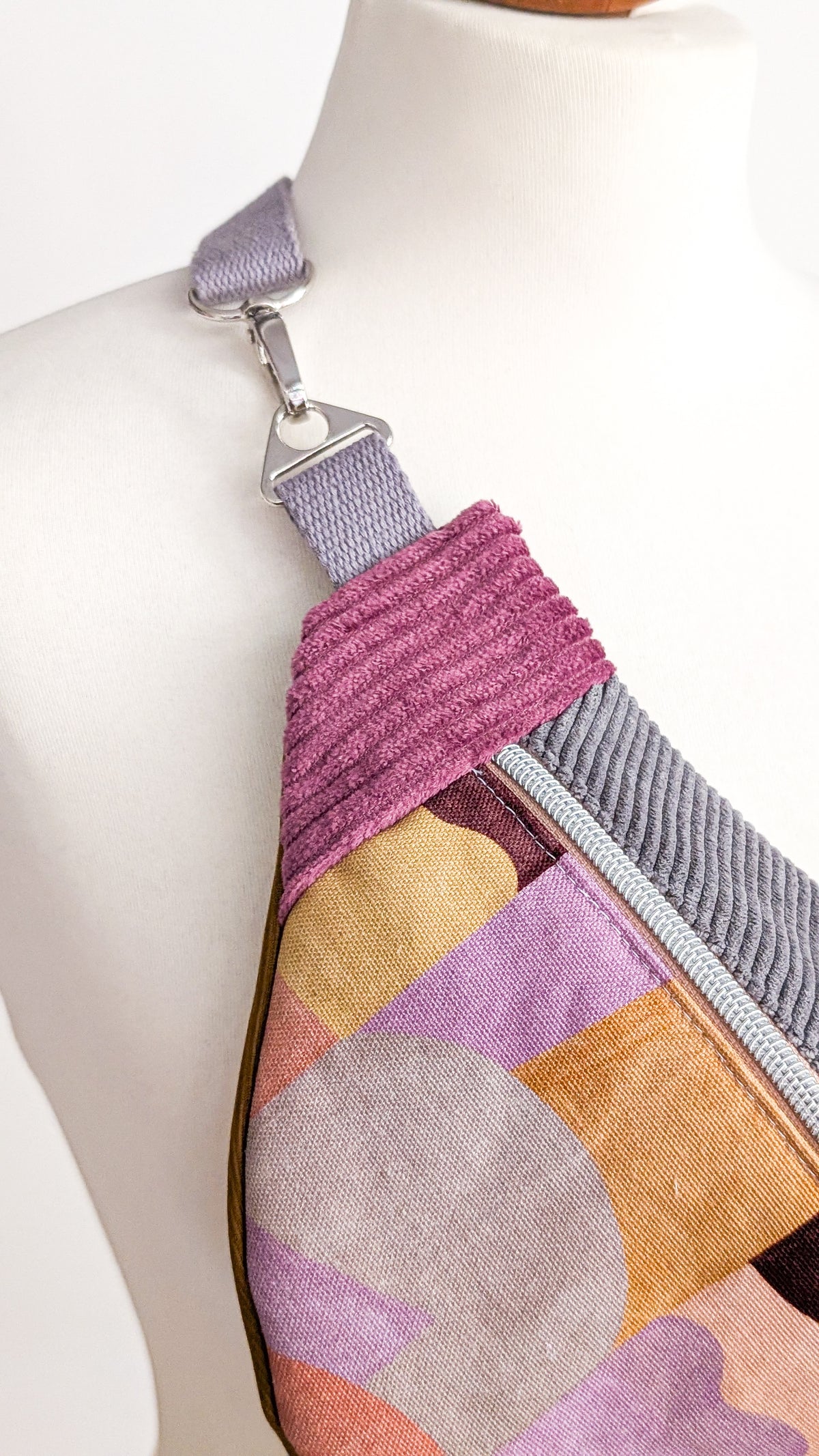 Color-Blocking Bauchtasche Umhängetasche mit geometrischem Muster grau/berry/ocker