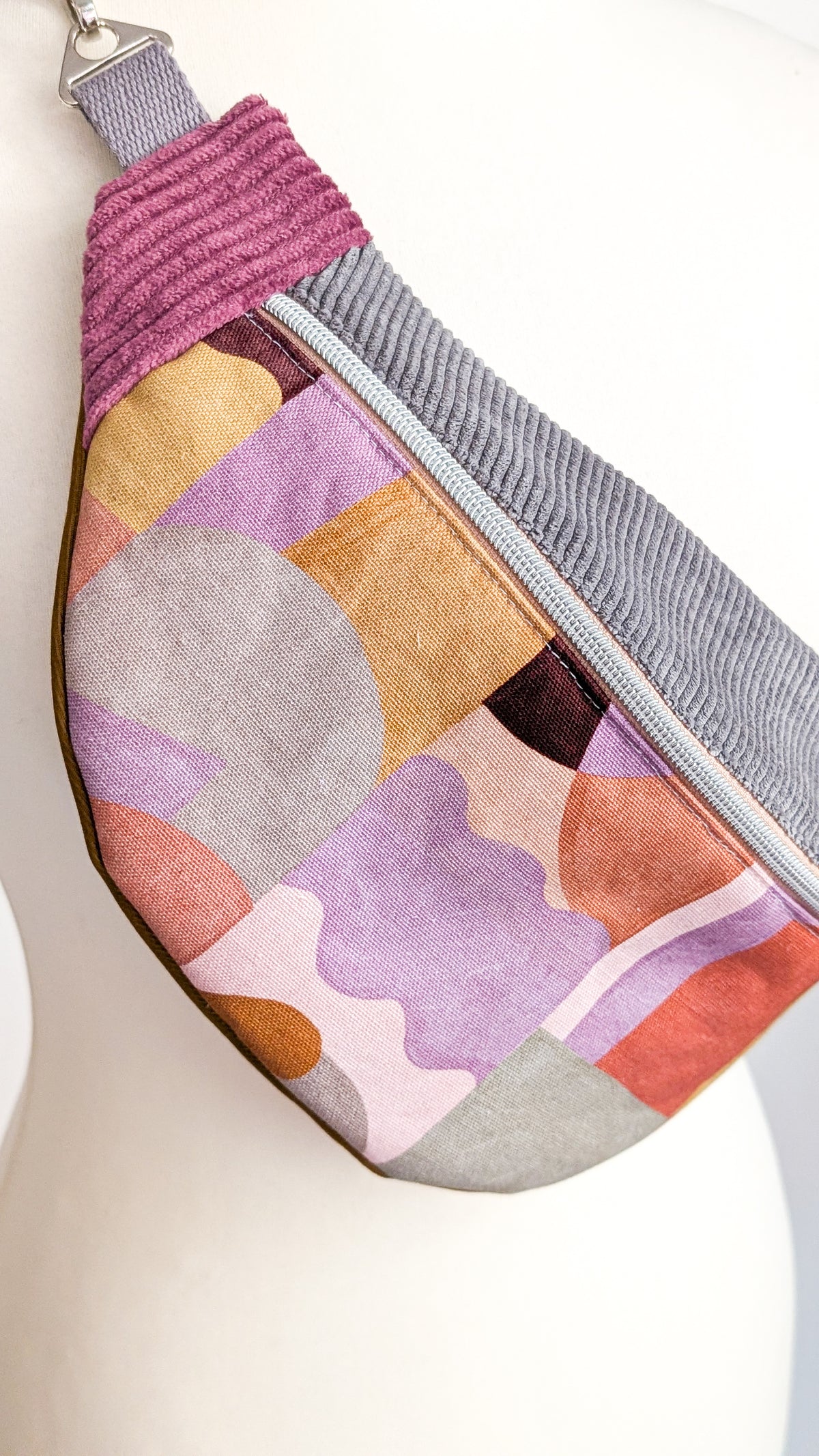 Color-Blocking Bauchtasche Umhängetasche mit geometrischem Muster grau/berry/ocker