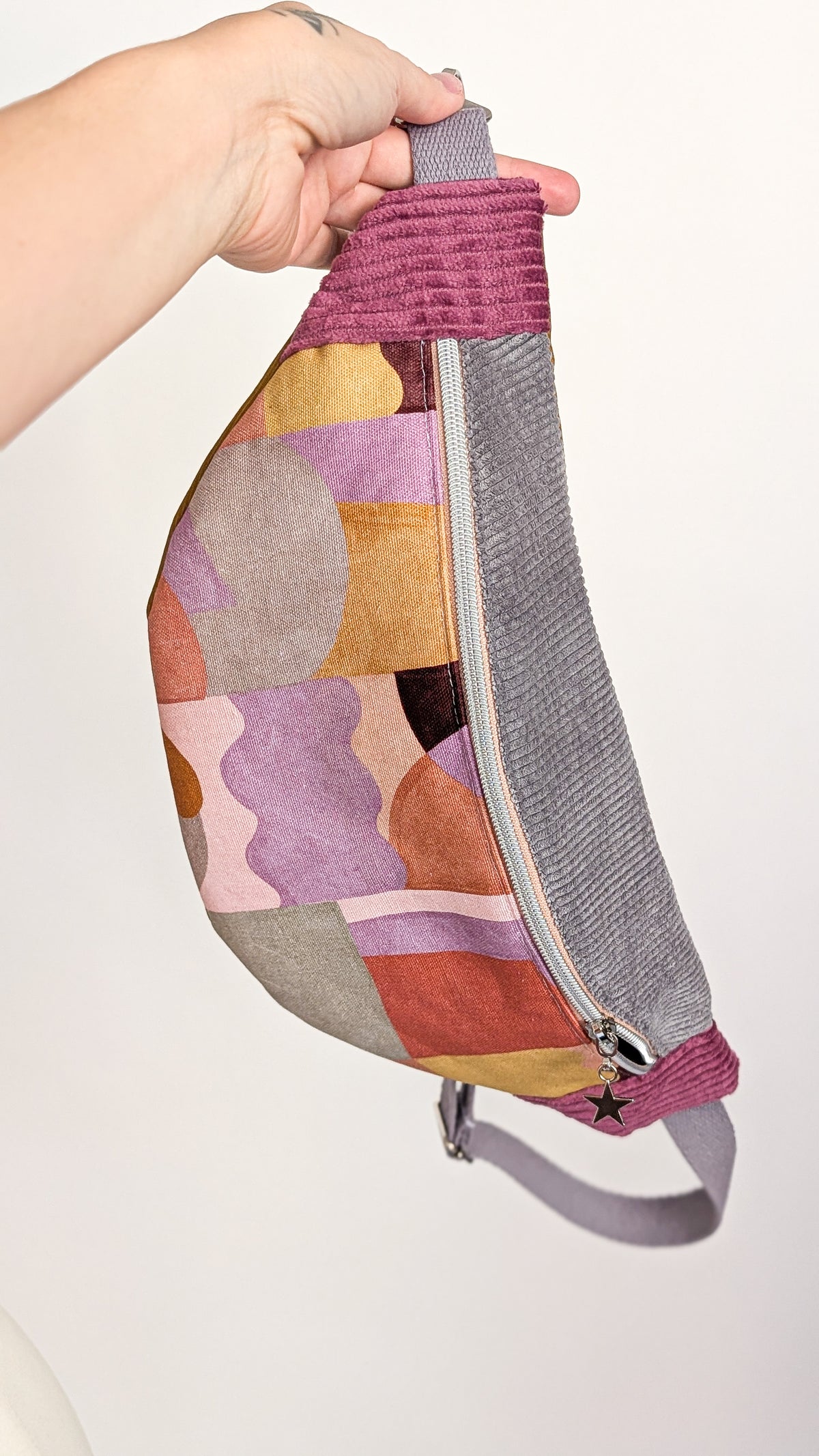 Color-Blocking Bauchtasche Umhängetasche mit geometrischem Muster grau/berry/ocker