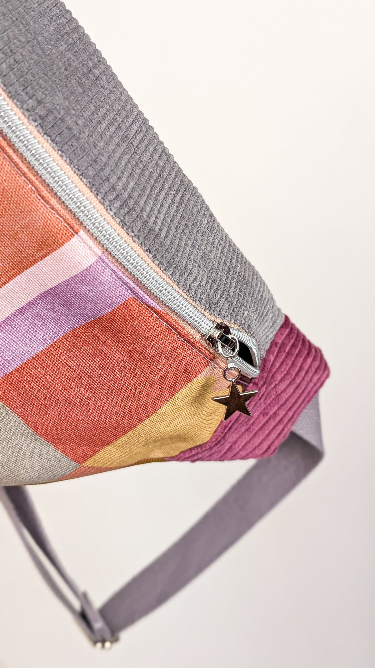 Color-Blocking Bauchtasche Umhängetasche mit geometrischem Muster grau/berry/ocker