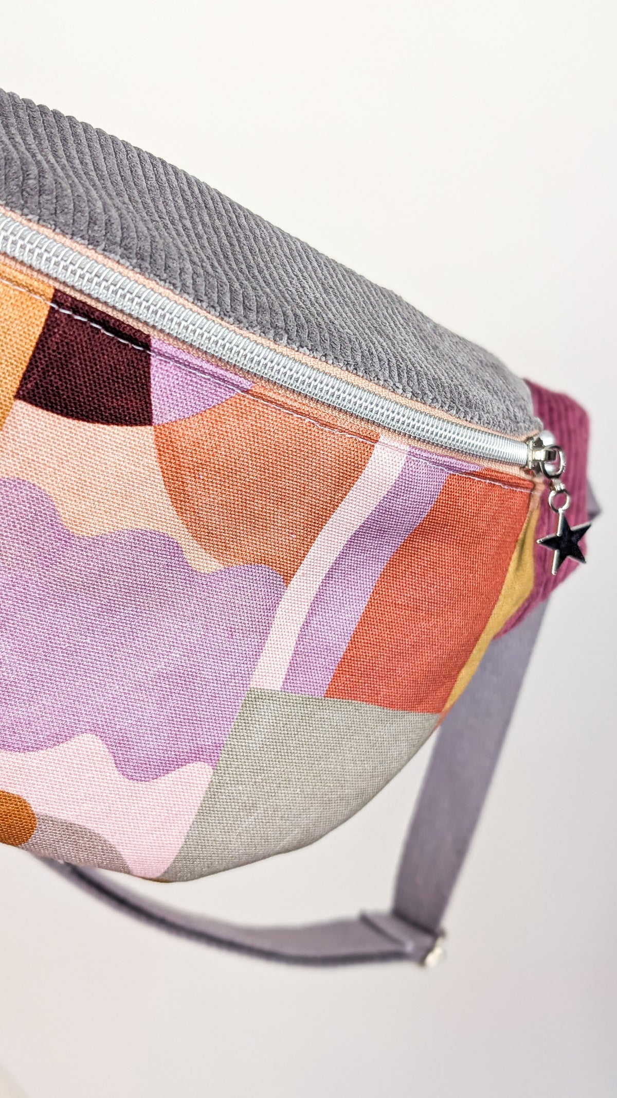 Color-Blocking Bauchtasche Umhängetasche mit geometrischem Muster grau/berry/ocker