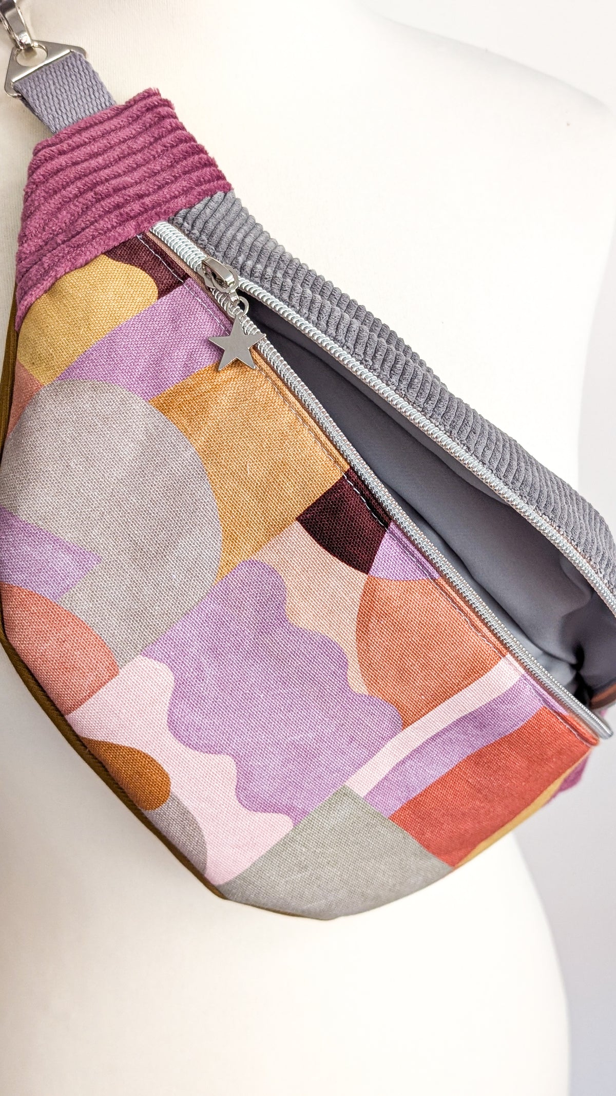 Color-Blocking Bauchtasche Umhängetasche mit geometrischem Muster grau/berry/ocker
