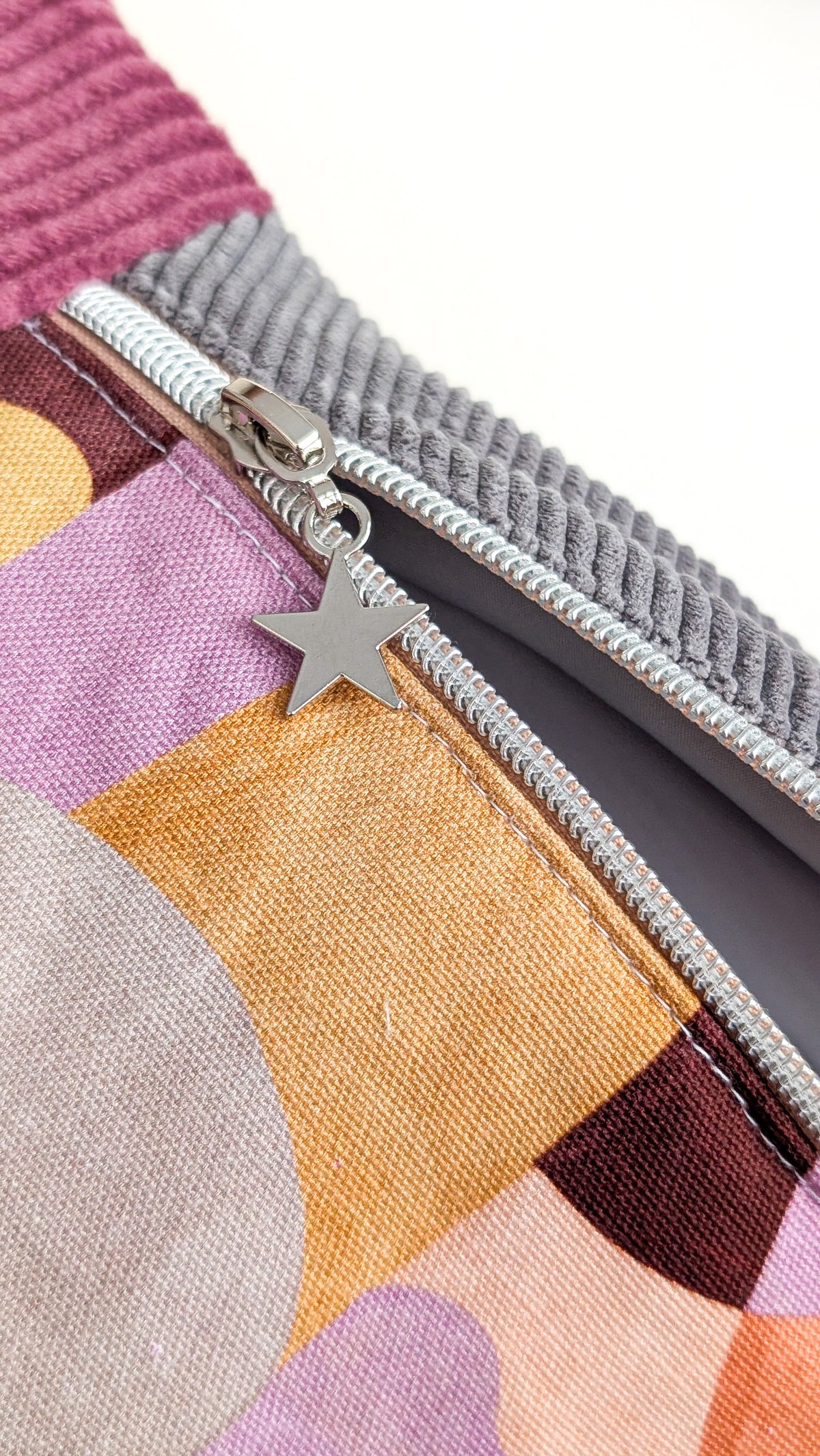 Color-Blocking Bauchtasche Umhängetasche mit geometrischem Muster grau/berry/ocker