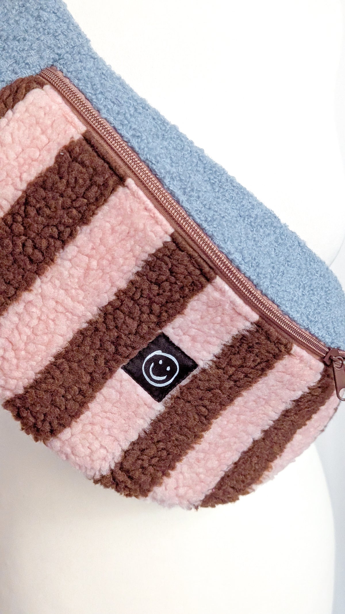 Bunte Pastell Skandi Bauchtasche Teddy Plüsch Streifen Rosa/Braun/Blau