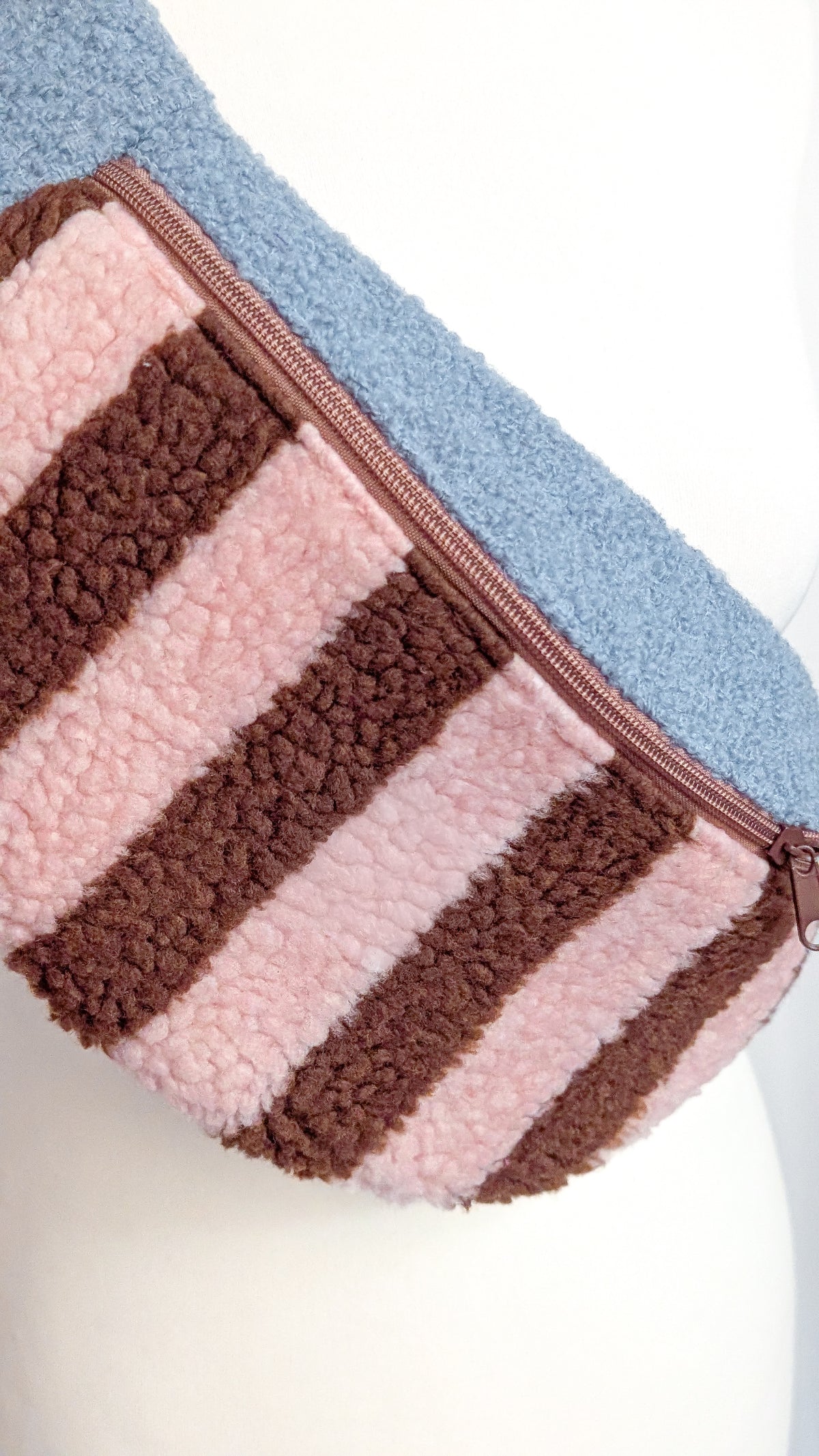 Bunte Pastell Skandi Bauchtasche Teddy Plüsch Streifen Rosa/Braun/Blau