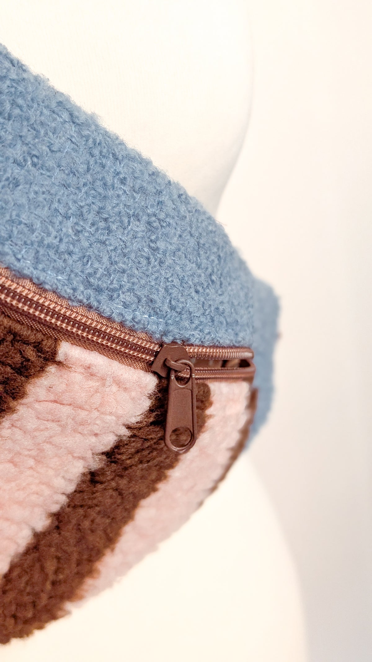 Bunte Pastell Skandi Bauchtasche Teddy Plüsch Streifen Rosa/Braun/Blau