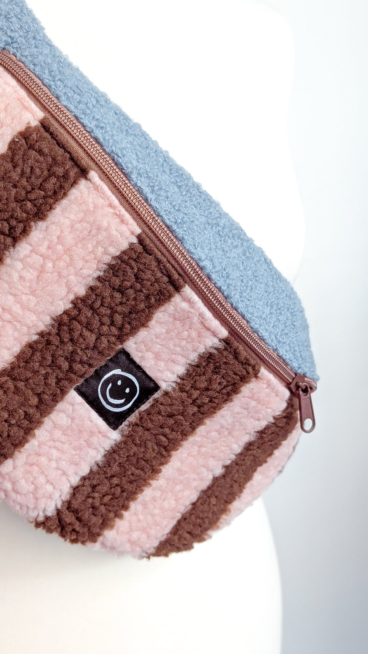 Bunte Pastell Skandi Bauchtasche Teddy Plüsch Streifen Rosa/Braun/Blau