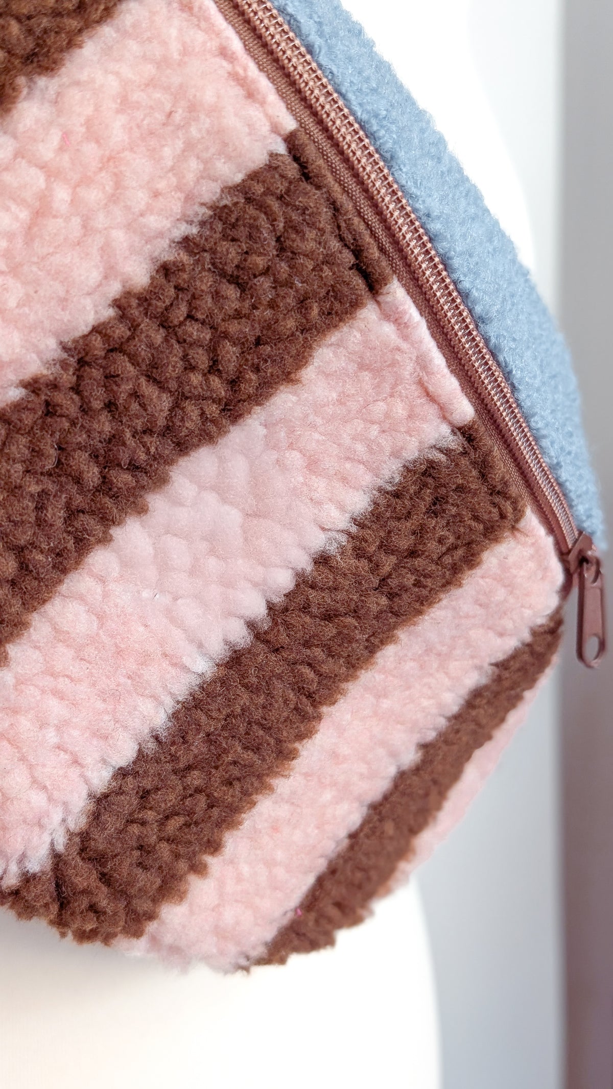 Bunte Pastell Skandi Bauchtasche Teddy Plüsch Streifen Rosa/Braun/Blau