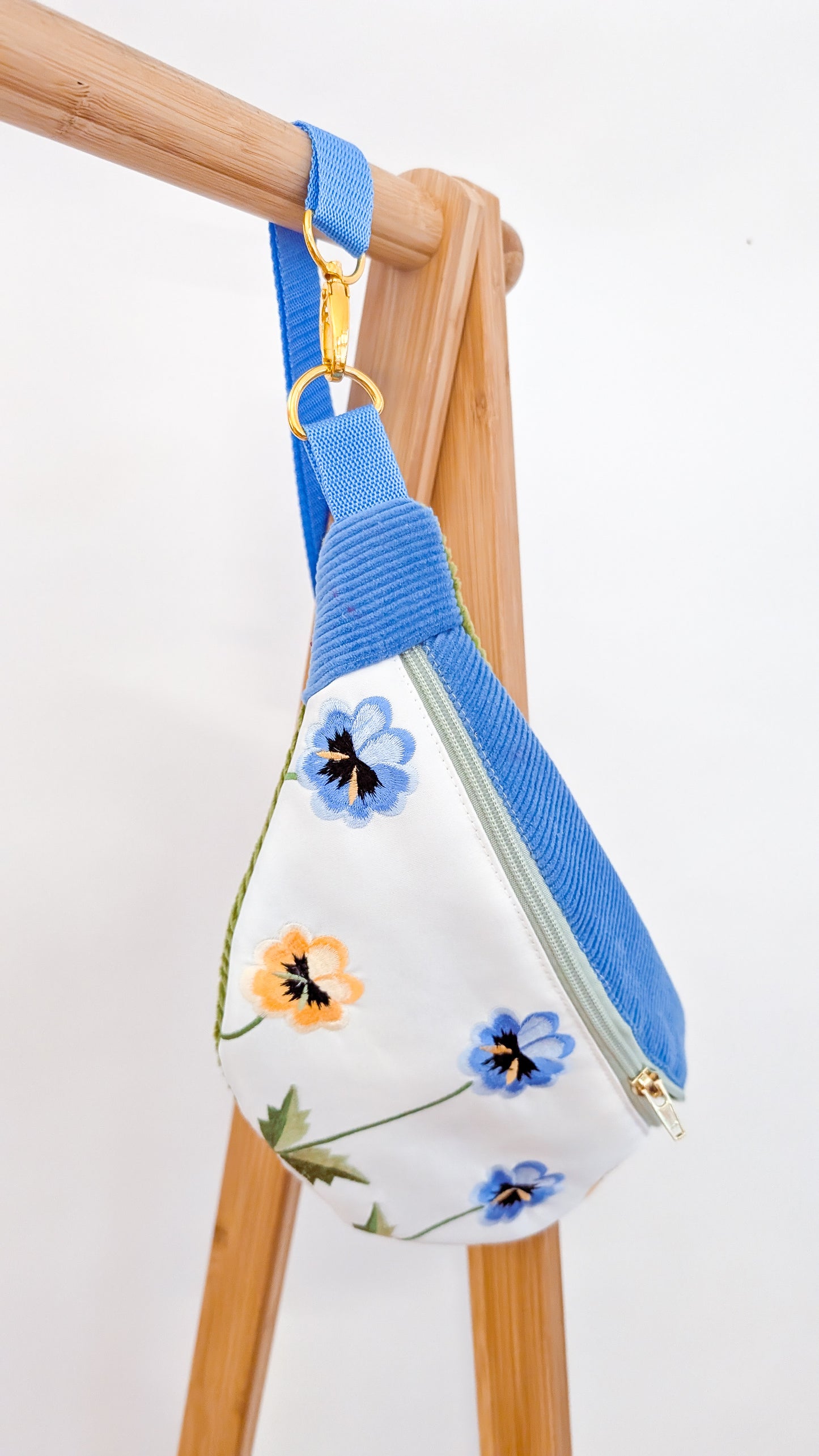 Upcycling Cord Bauchtasche Granny Pansy Bag Blumen Stickerei