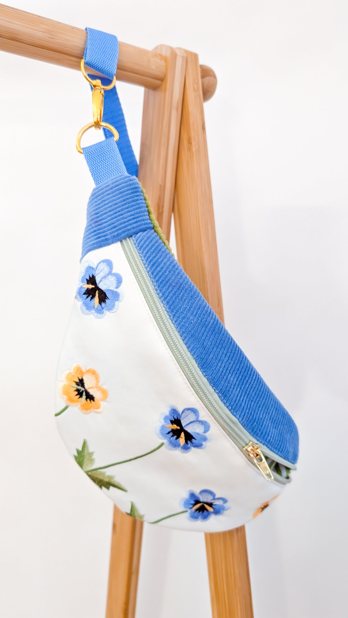 Upcycling Cord Bauchtasche Granny Pansy Bag Blumen Stickerei