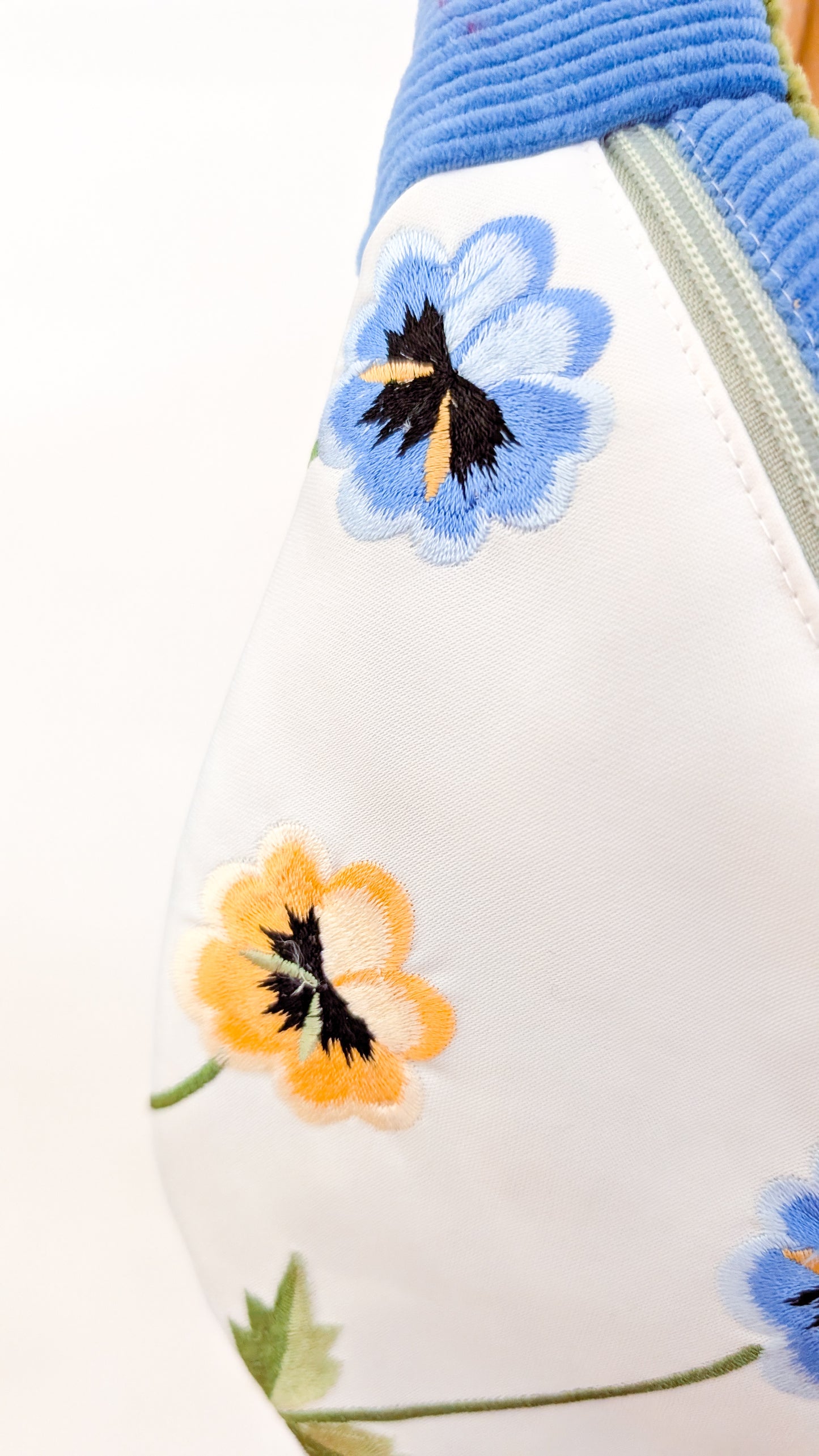 Upcycling Cord Bauchtasche Granny Pansy Bag Blumen Stickerei
