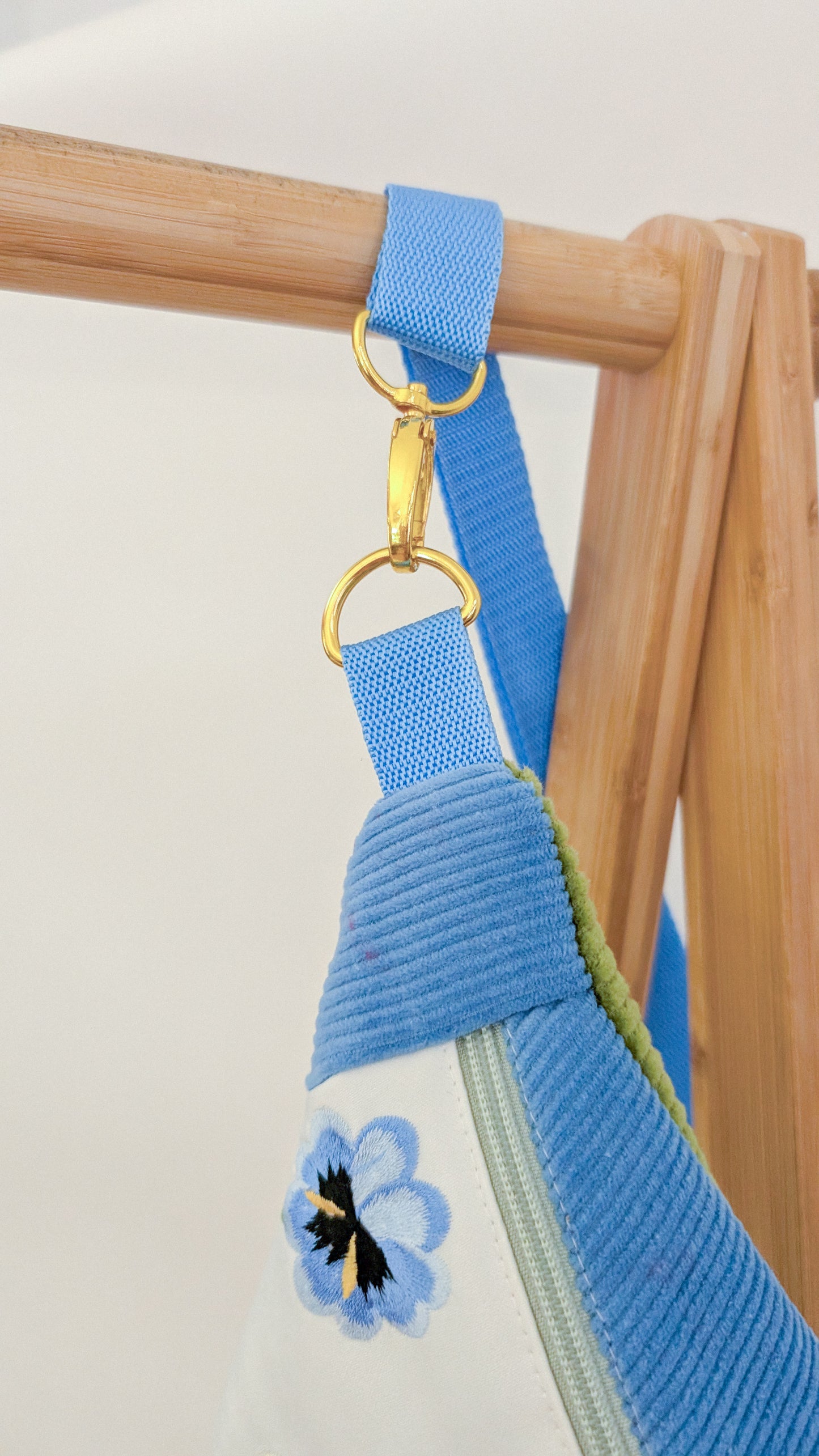Upcycling Cord Bauchtasche Granny Pansy Bag Blumen Stickerei