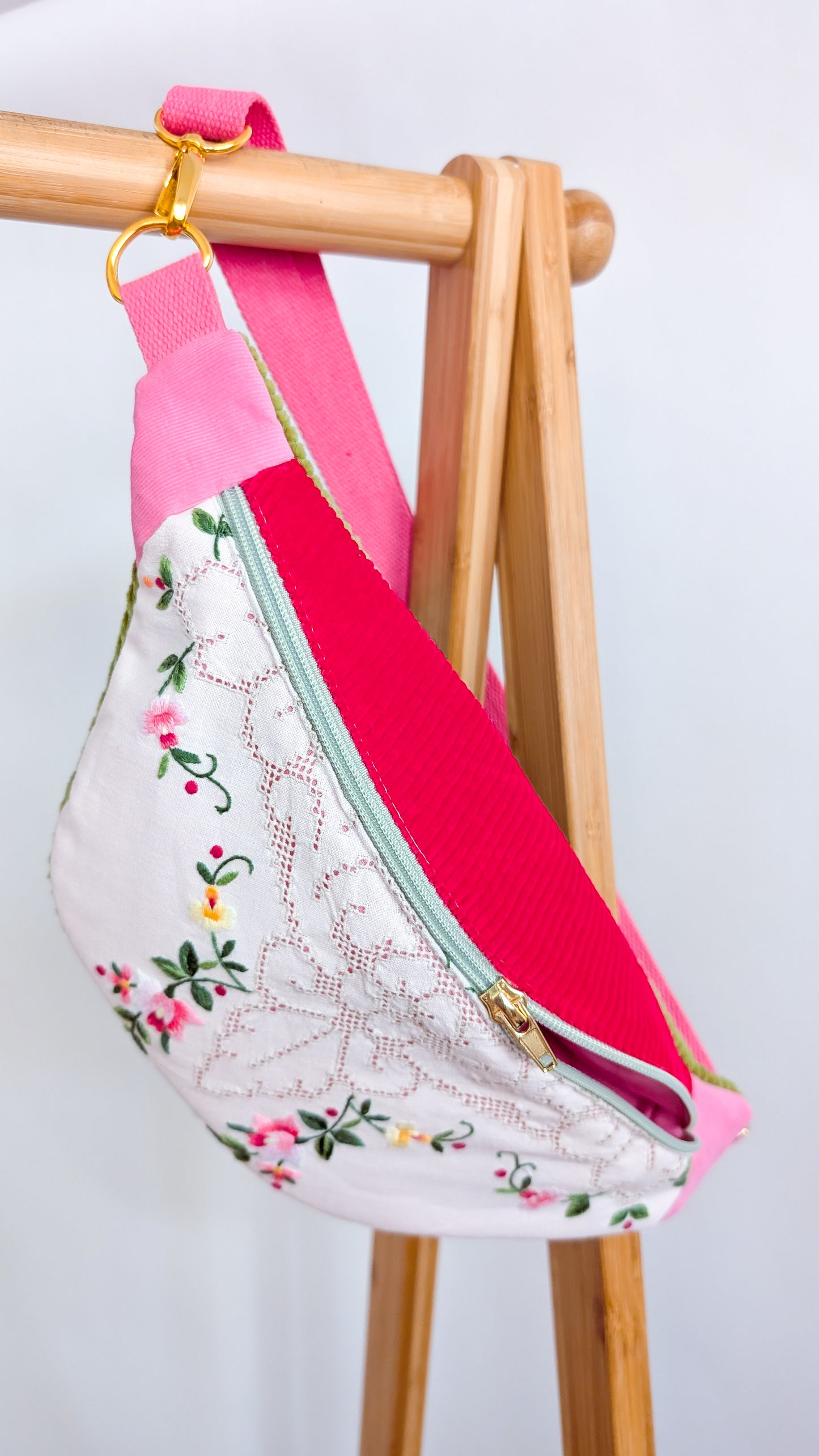 Upcycling Cord Bauchtasche Granny Hipbag Pink Blumen Stickerei