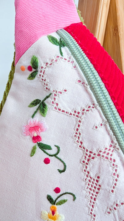 Upcycling Cord Bauchtasche Granny Hipbag Pink Blumen Stickerei