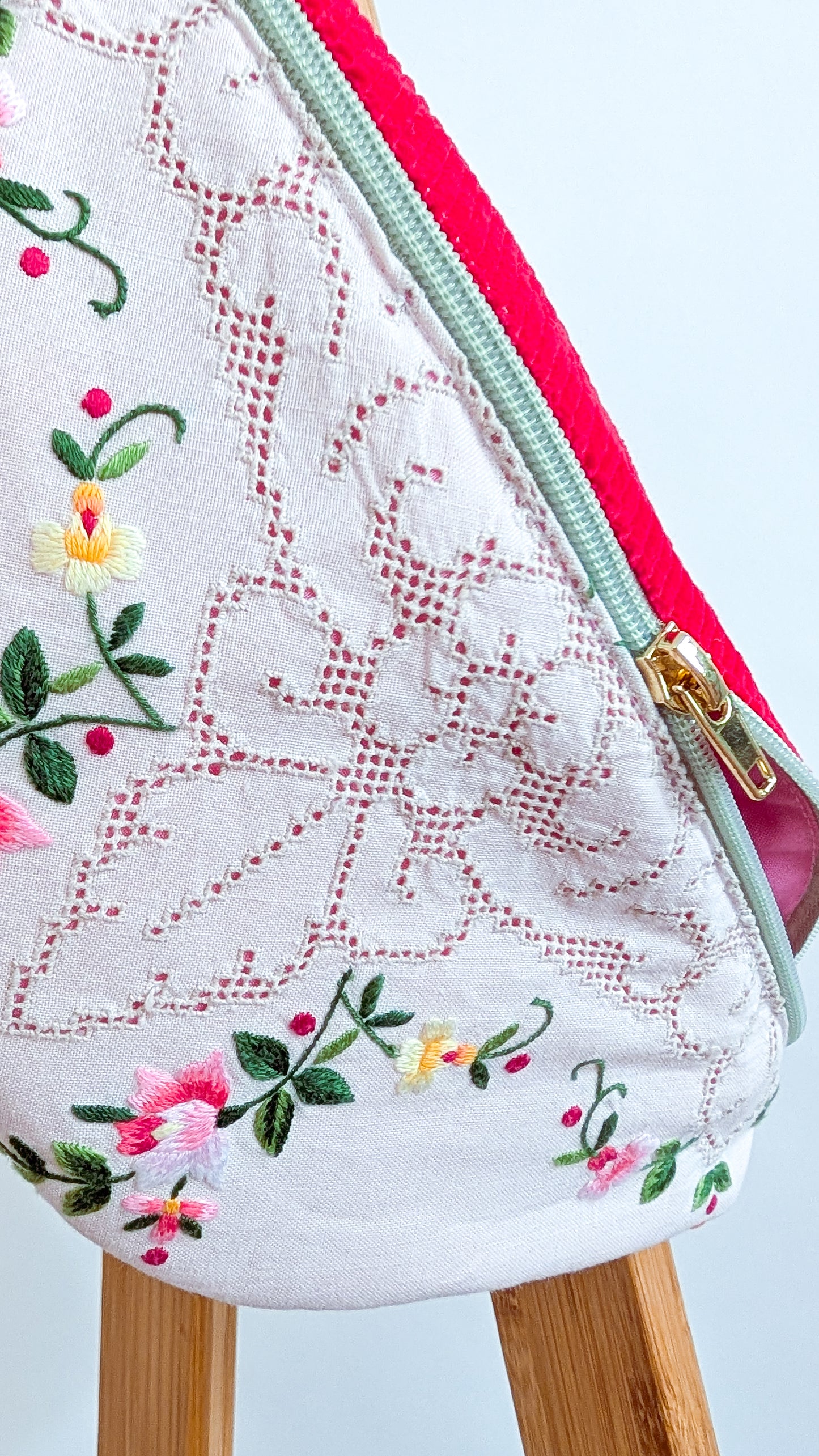 Upcycling Cord Bauchtasche Granny Hipbag Pink Blumen Stickerei
